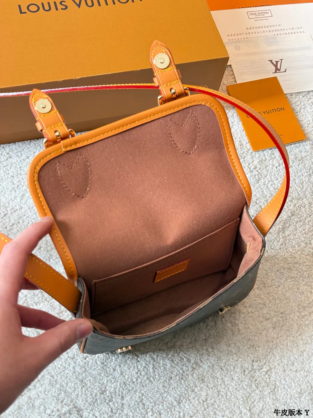 牛皮版本 p230 LV Satchel 迷你邮差包 LV Satchel迷你邮差包,经典Monogram老花帆布+深蜜色牛皮饰边,复古学院风满满!尺寸19x15cm,小巧精致,日常通勤、休闲出行都超适合艹。双扣设计+可调节肩带,单肩斜挎都OK,内部空间能装手机、钥匙、卡包等小物。灵感源自1930年代邮差包,实用又有收藏价值,男女都能轻松驾驭,搭配休闲或复古穿搭都很出彩