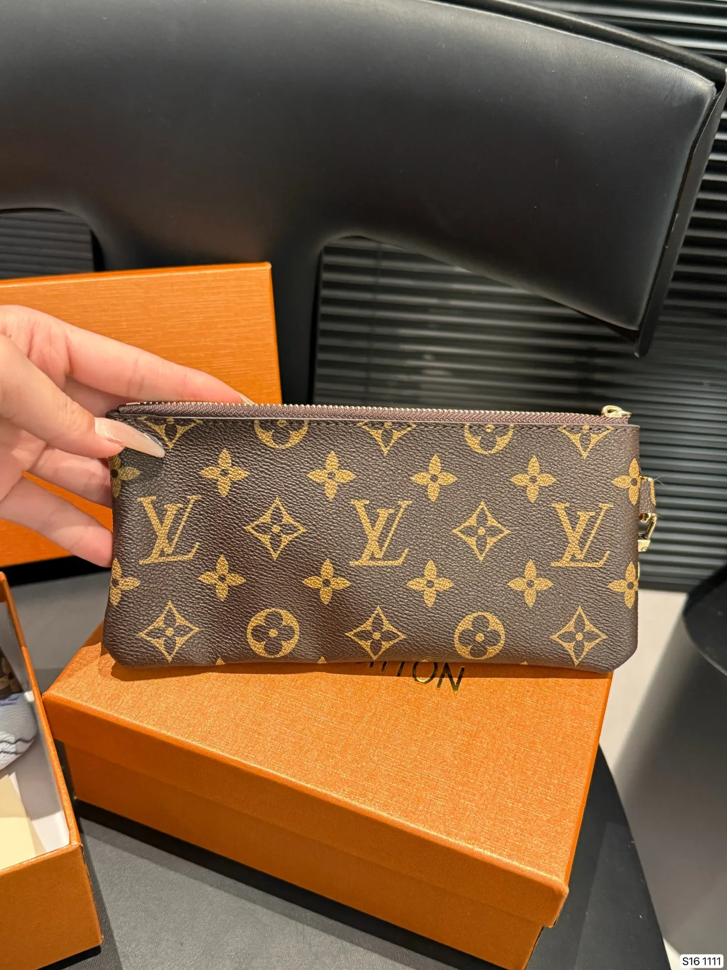 P130 配盒子 LV 专柜最新款火爆登场！做工精致， 媲美专柜！多功能小钱包超级实用 尺寸20 10 货号1111