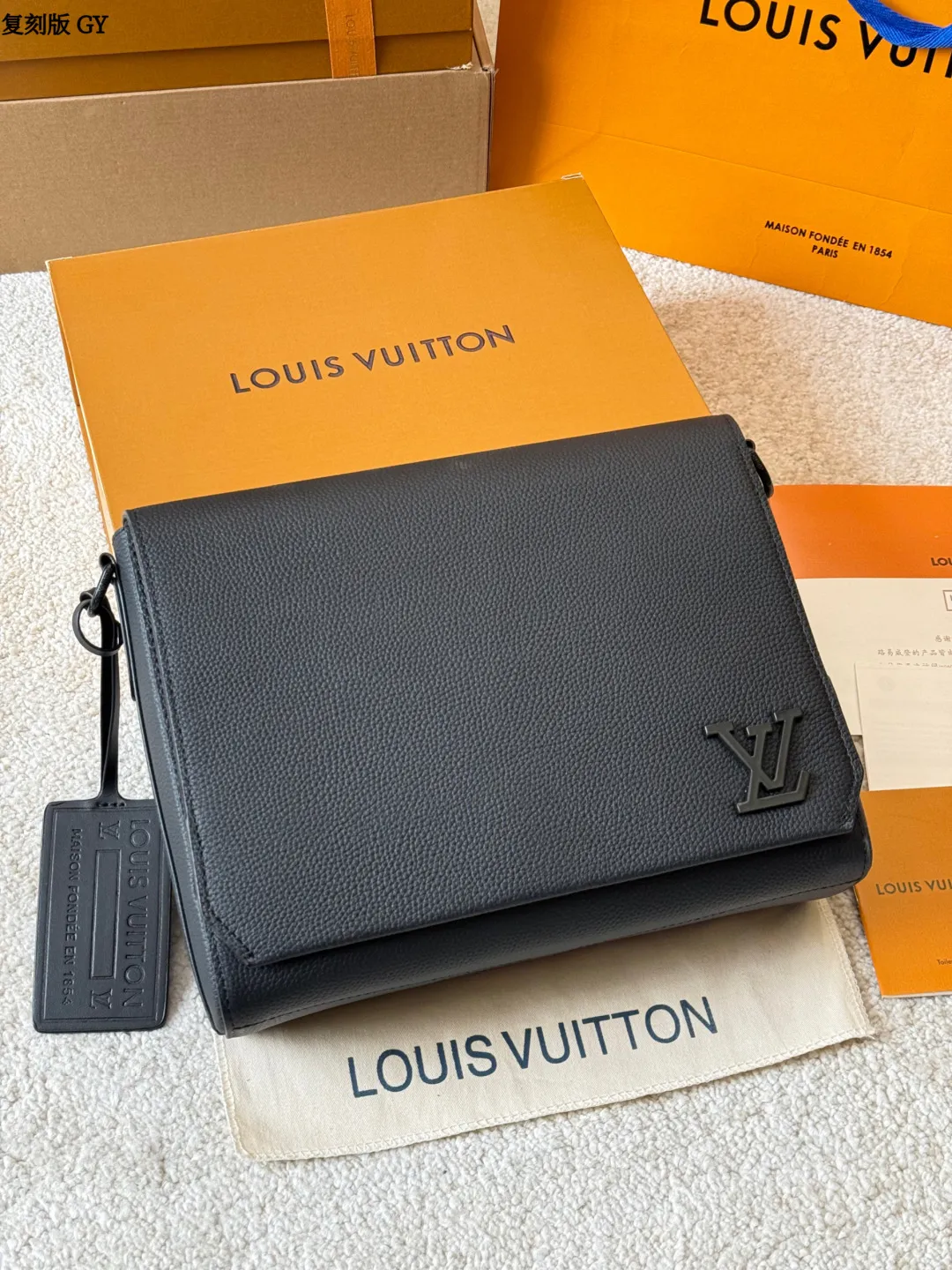 复刻版 p280 LV Takeoff 小号邮差包 LV Takeoff小号邮差包,黑色粒面牛皮+经典 Monogram压纹,低调又有质感!翻盖设计+可拆卸肩带,单肩or斜挎都OK,通勤休闲都能搭。尺寸刚好,手机钱包轻松装下,实用又时髦,是男士必入的经典单品! 尺寸 28 22cm