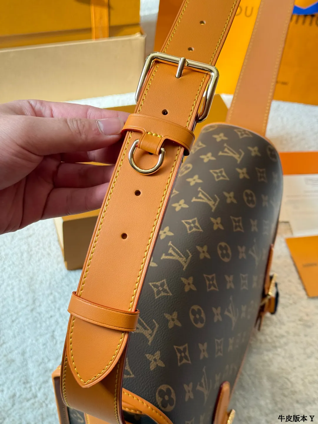 牛皮版本 p250 LV Satchel 邮差包 LV Satchel邮差包，经典Monogram老花帆布+深蜜色牛皮饰边，复古学院风满满！小巧精致，日常通勤、休闲出行都超适合艹。双扣设计+可调节肩带，单肩斜挎都OK，内部空间能装手机、钥匙、卡包等小物。灵感源自1930年代邮差包，实用又有收藏价值，男女都能轻松驾驭，搭配休闲或复古穿搭都很出彩 尺寸 35 26cm