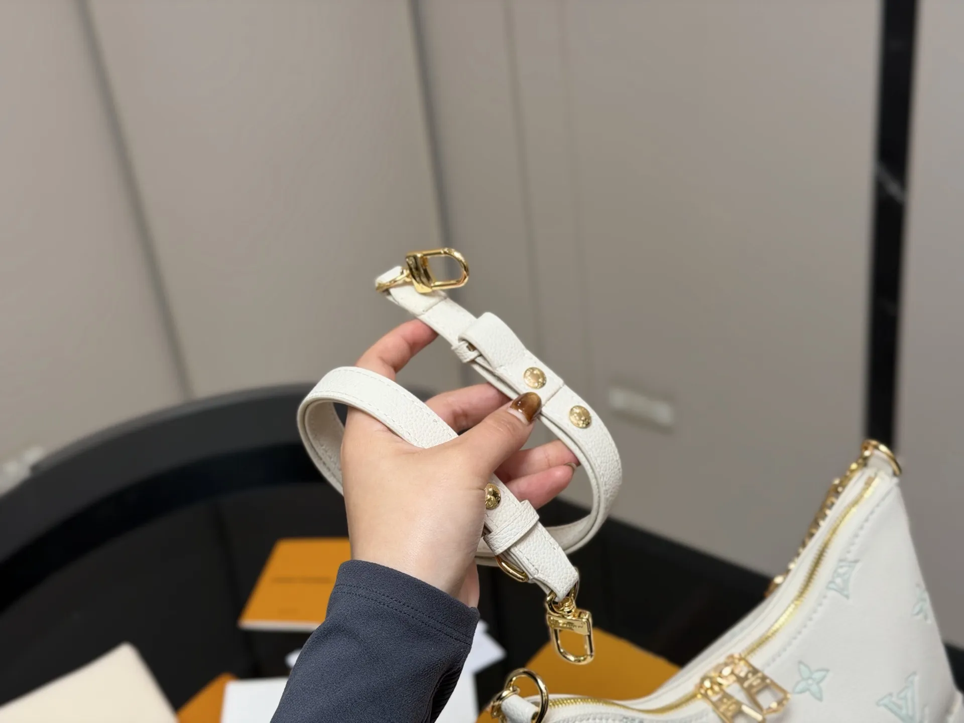 ¥180 配折叠盒 size:29*16cm Lv 最新款牛角包 原版五金! 定制版直接采用小牛皮 Vintage 经典单肩包 配置肩带➕链条 单肩斜挎都无敌好看百搭!