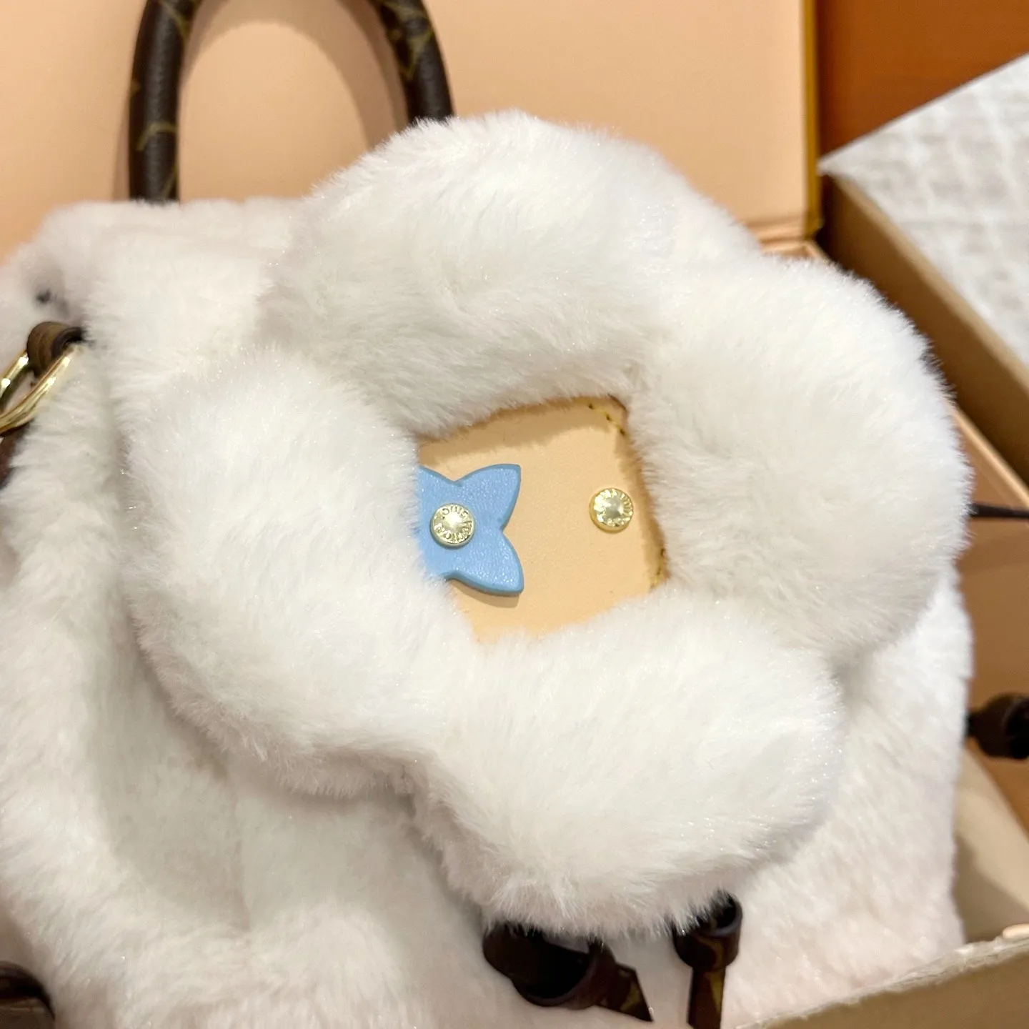p120 礼盒包装 size 20 26 LV SKI滑雪系列vivienne Ski Snow系列 毛毛 双肩包 手机包 Louis Vuitton超限量Vivienne双肩包全日本限量发 等了一个月终于到货咯实物真的很可爱 容量感人 超可爱的手机包