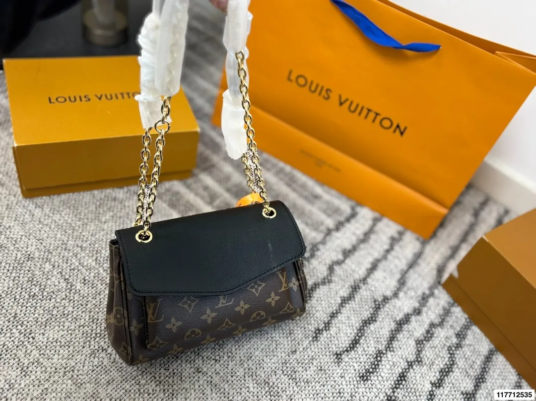 p175 变码芯片 全套包装 LV pallas chain 经典款链条包红色信封包 Lv的传奇信封还是老款的好看 别看尺寸不大 但是手机📱口红💄钥匙🔑纸巾什么都装得下 很有女人味的一款包包 不管单肩 斜挎都很好看 而且秋冬配老花真的绝绝子 加上红色吸睛 秋冬必备集美们 尺寸30.19/23.15