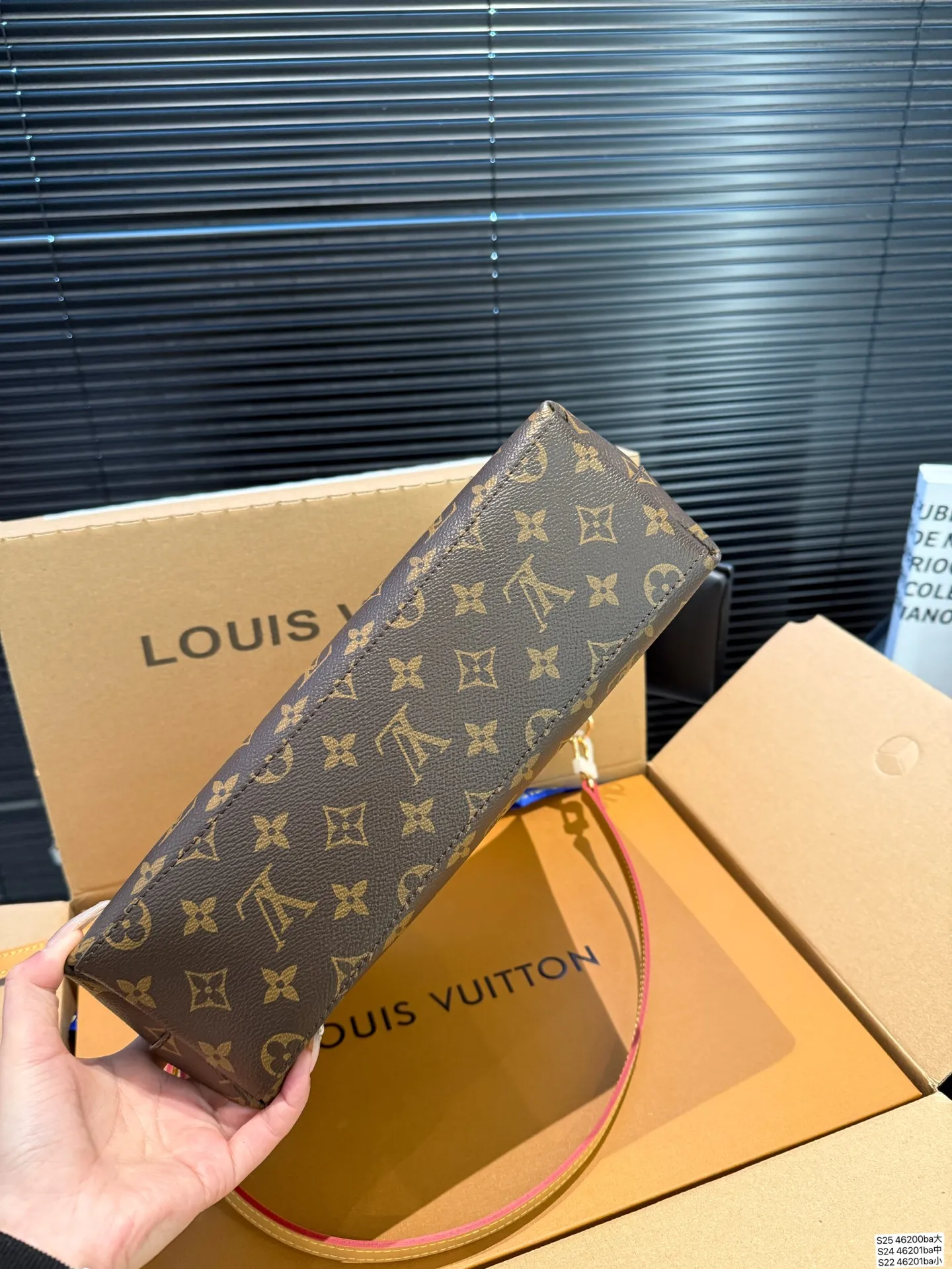 大号P175 中号P170 小号P160 配飞机盒折叠盒子 全钢五金 芯片版本 LV腋下包 今年腋下包大火 不光有可人外表 空间也很喜人 更是百搭 一年四季都好背 让你秒变时髦精 尺寸:大号29 21中号24 18 小号21 14.5货号大46200 中46201 小46202