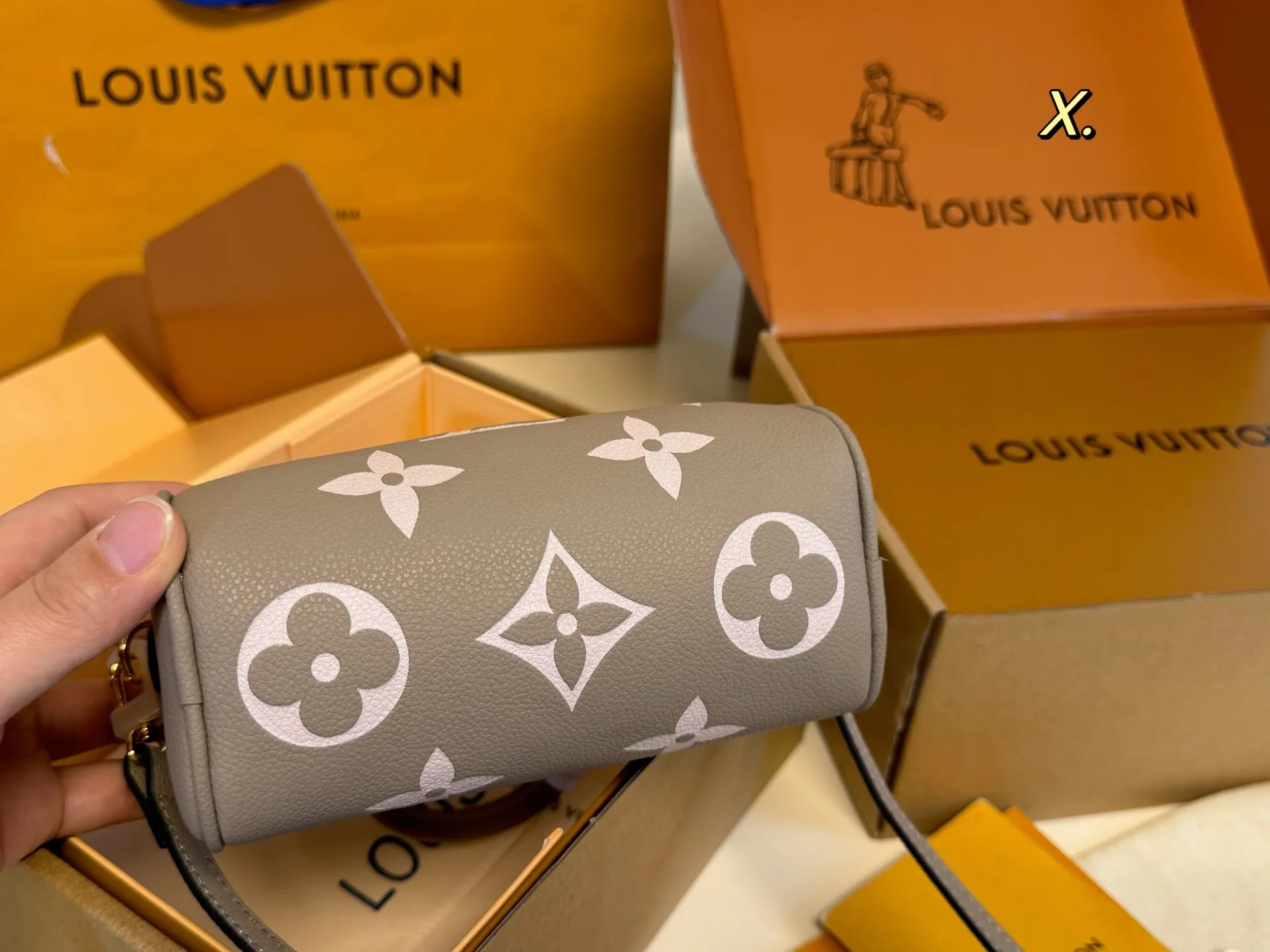 P165 16cm（折叠盒飞机盒） size：16&times;10 LV 路易威登Speedy nano迷你枕头包💕 新款的肩带可以调节拆卸； 线条精致，小巧轻便又时尚～ 细节质感在线，四季百搭‼️