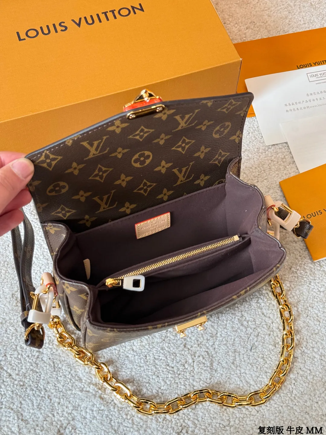 复刻版 牛皮 p270 Lv Pochette Metis East west Mini 新款邮差包 LV邮差包老花手提单肩斜挎包,优雅低调的外形设计和宽敞的包身更加入了实用性,LV闪亮的纯钢金色五金配件- 可调节肩带,配有树糕皮的肩垫,拉链闭合 超细纤维内衬 尺寸 21 14cm 配折叠礼盒🎁 牛皮