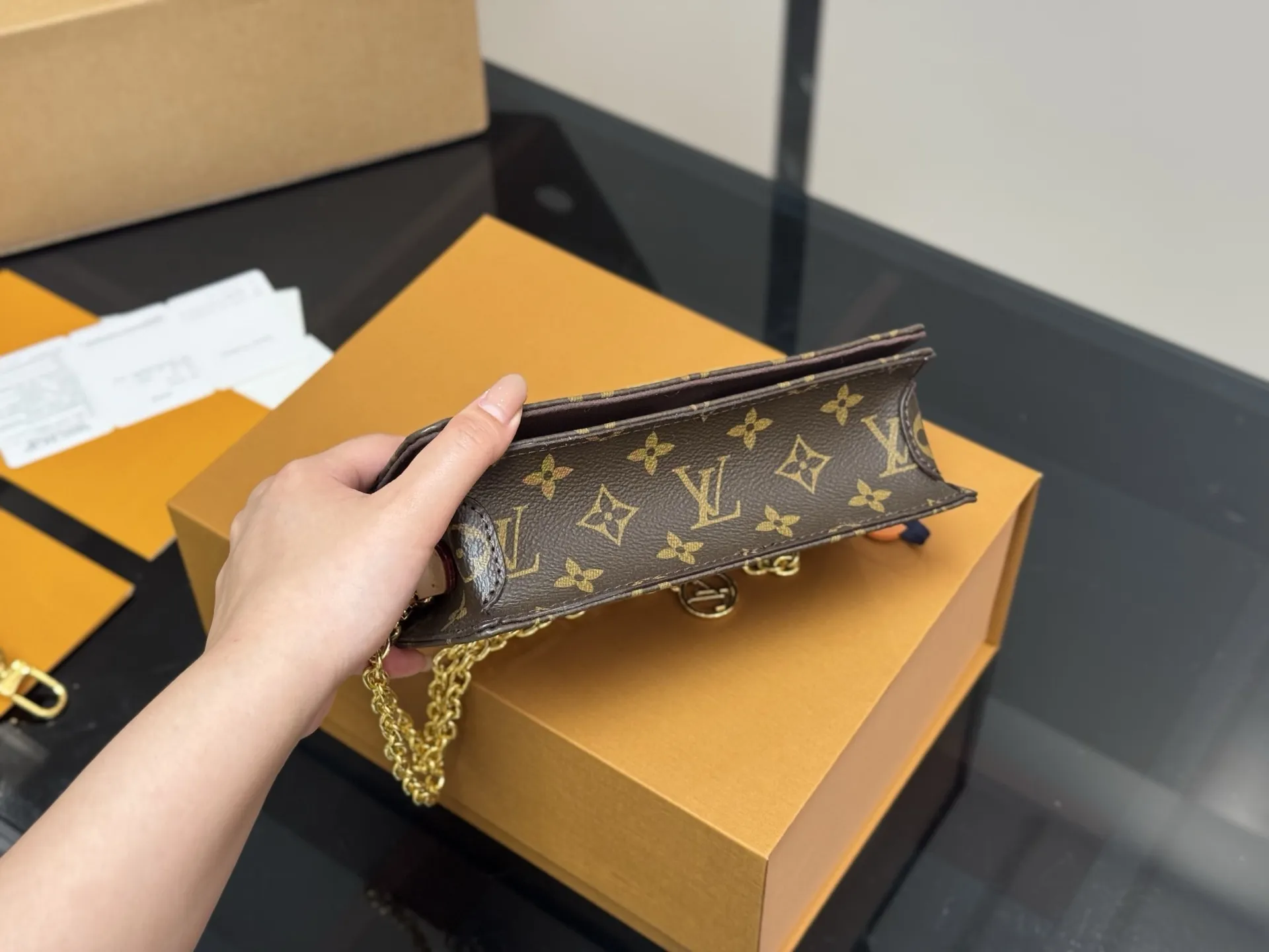 &yen;155 配折叠盒飞机盒 Lv新款Lily woc， 容量看起来比三合一更加分！ 有种复古感，而且链条还能拆哦。 下一个爆款 尺寸:21.12cm