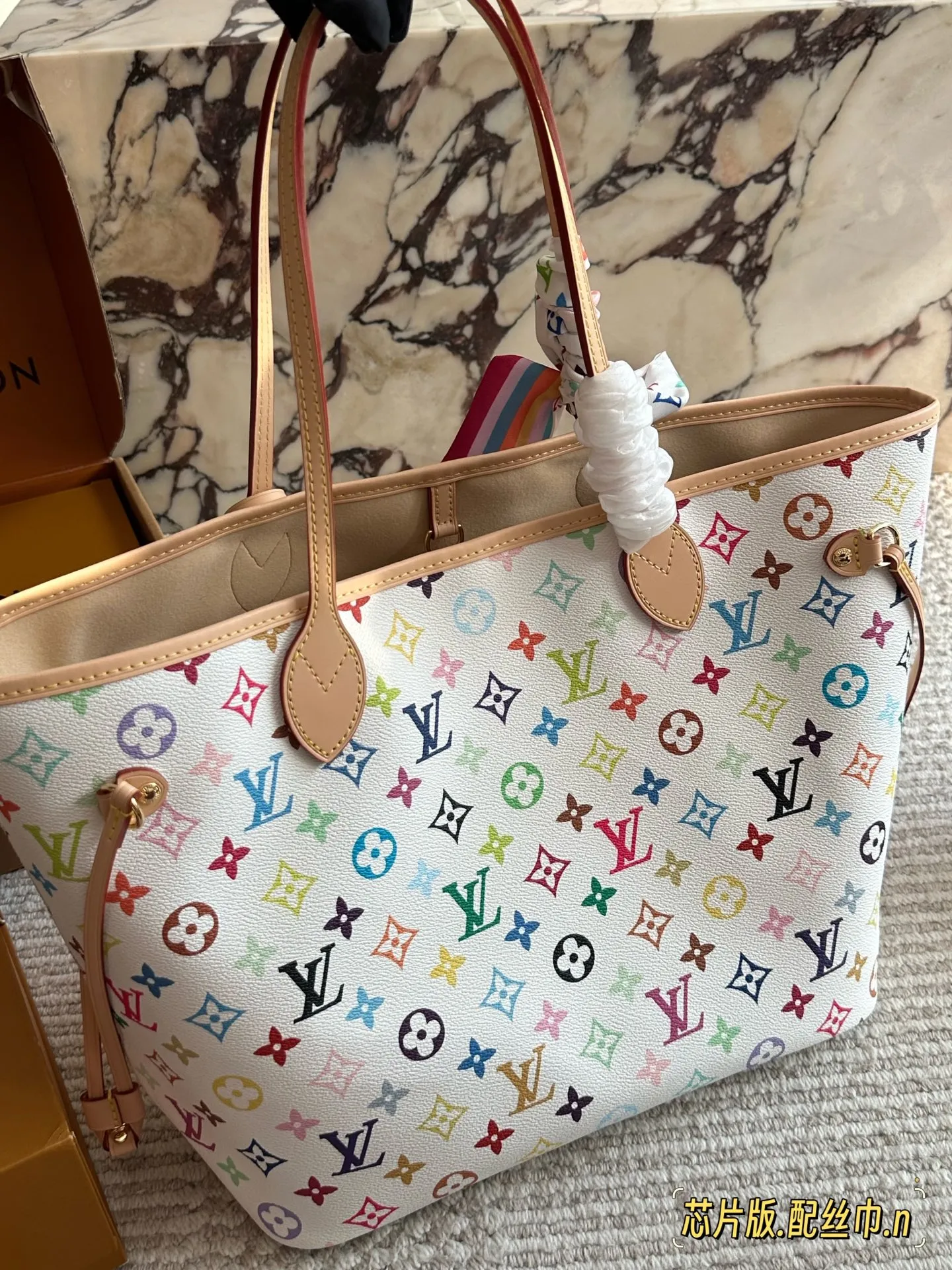 💰240 村上隆系列 lv neverfull购物袋的经典王牌，超大容量的设计作为妈咪包和OL通勤都是妥妥 滴,出镜率 最高的包款。条纹内衬完全不单调沉闷，设计感十足，可拆卸式子母拉链手包，既可单独作手拎包使用，亦可作为额外的内胆 清 丽中带点小女人的可爱韵味!尺寸: 32x29 x 17 cm 配礼盒