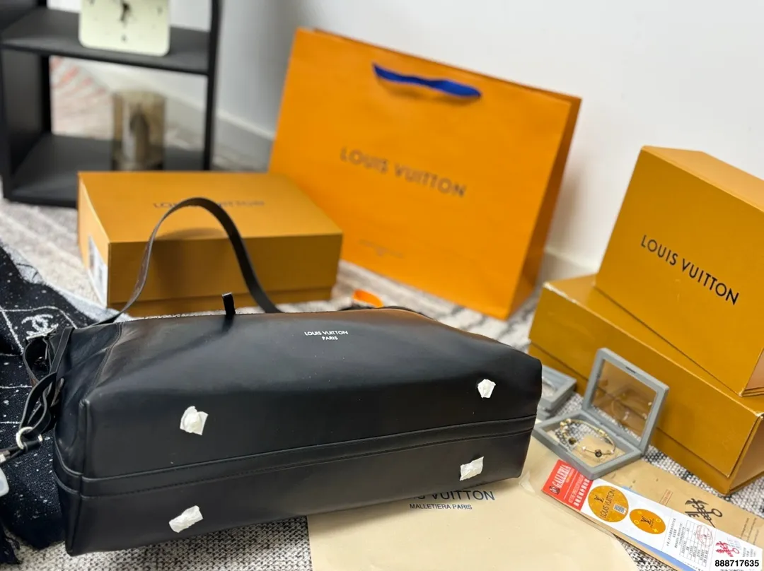p185双盒 163芯片 围巾饰品+80(款式随机) 尺寸42.32 LV 路易威登新款carryall链条购物袋🛍️ LV新出的全黑色Dark cargo carryall空间超级ok~ 皮质超有质感,随性简约 带一点老花,今年的新一代包神