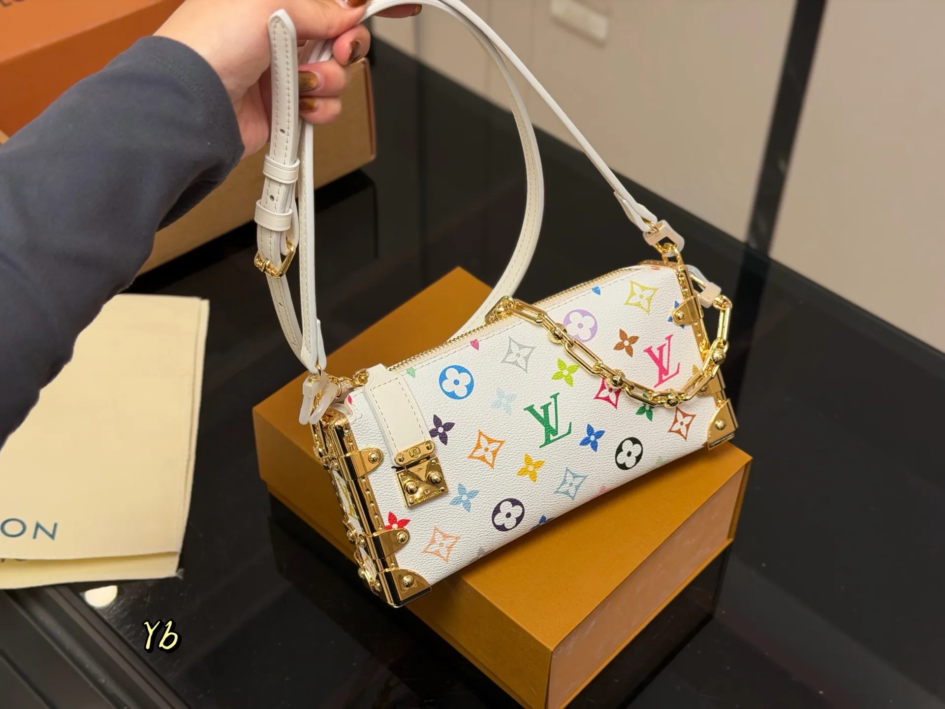 &yen;225 （折叠盒➕飞机盒） size：23*11cm 超时空爆款 Lv王炸新款包 横版谷爱凌 一定要入的它！ 超级洋气 upupup 搜索🔍Lv 软箱子（盒子）