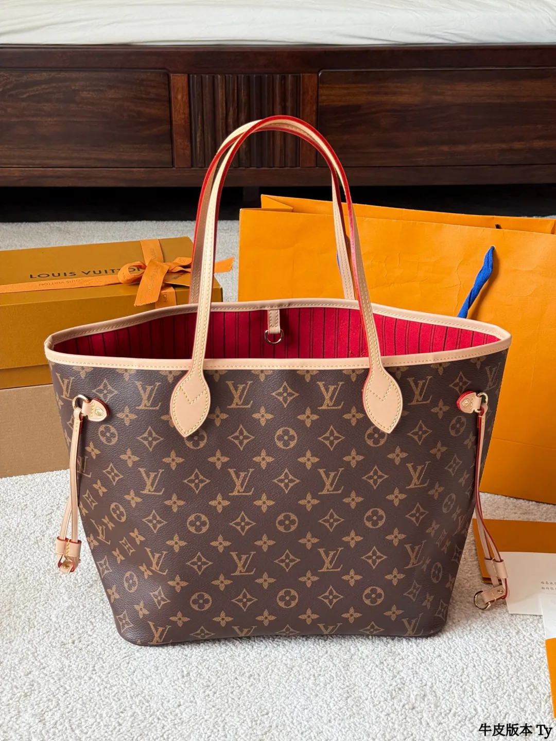 牛皮版本 p175 Lv 牛皮 L家 Neverfull 中号购物袋！入门级的款式哦！绝对的终身款！此物经典不言而喻！街拍和实用都是非常nb的选择！大家拿到后可以感受下，皮质颗粒之间空袭分明，宽度平均，摸上去软硬适中，变色皮哦！尺寸 ：32 *28 （密封折叠礼盒包装 配海关贴 发票 免税店证书📄）
