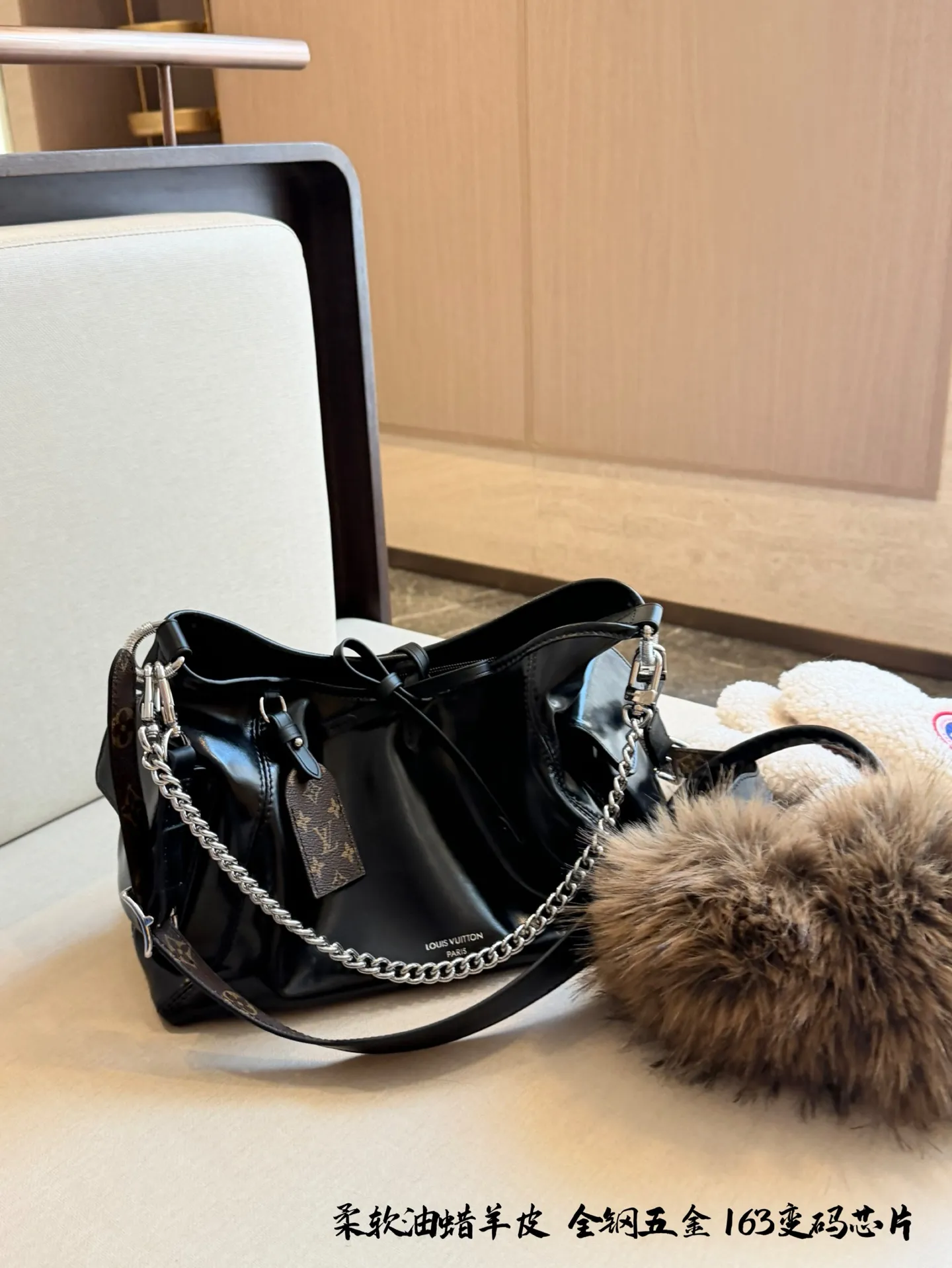 p350 升级羊皮版 LV Carrall小号黑武士] .,暗黑学院风/暗黑机车风● 今日份的酷感cool风暴，由LV的Carryall黑色羊皮包 包引领! 让你轻松成为酷酷日女孩 教经典黑色，如同暗夜中的神秘行者，低调中燃烧着酷劲儿的火a焰。 +羊皮材质，柔软如丝，细腻触感仿佛在与肌肤轻声呢喃。 自重很轻，超大容量，犹如一个无尽的宝藏口袋，轻松容纳你的日常所需，实用与时尚完美并存。宽肩带，不勒肩30cm全套包装