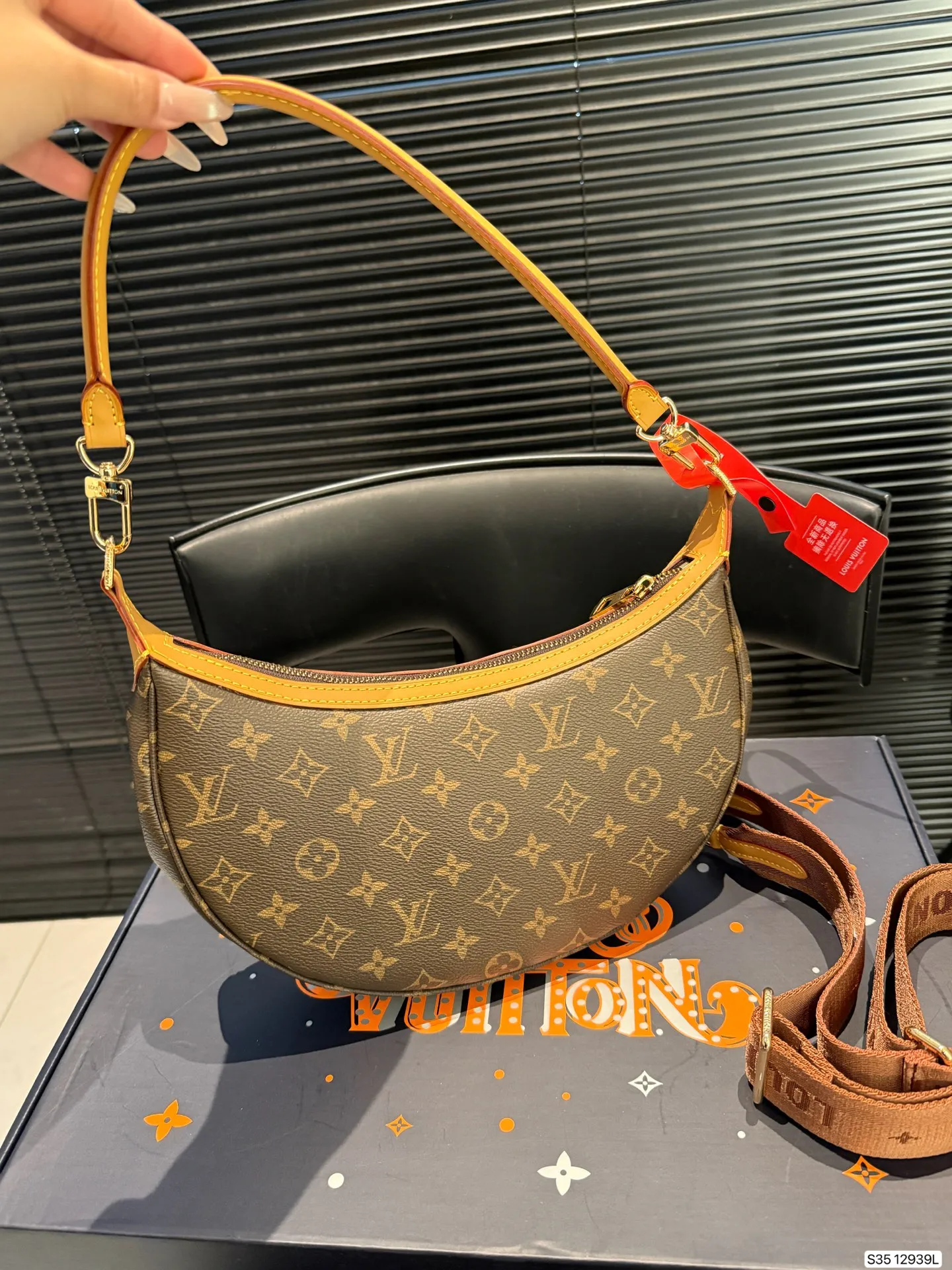 P225 配飞机盒折叠盒子 Lv月亮包 2025 LV新款宽肩带是救过LV的命吗??? 新款月亮包比起老款略胜一筹,新款改良了下不好单手拉拉链弧度,新款会成为下一个爆款! 尺寸:27 16 货号12939