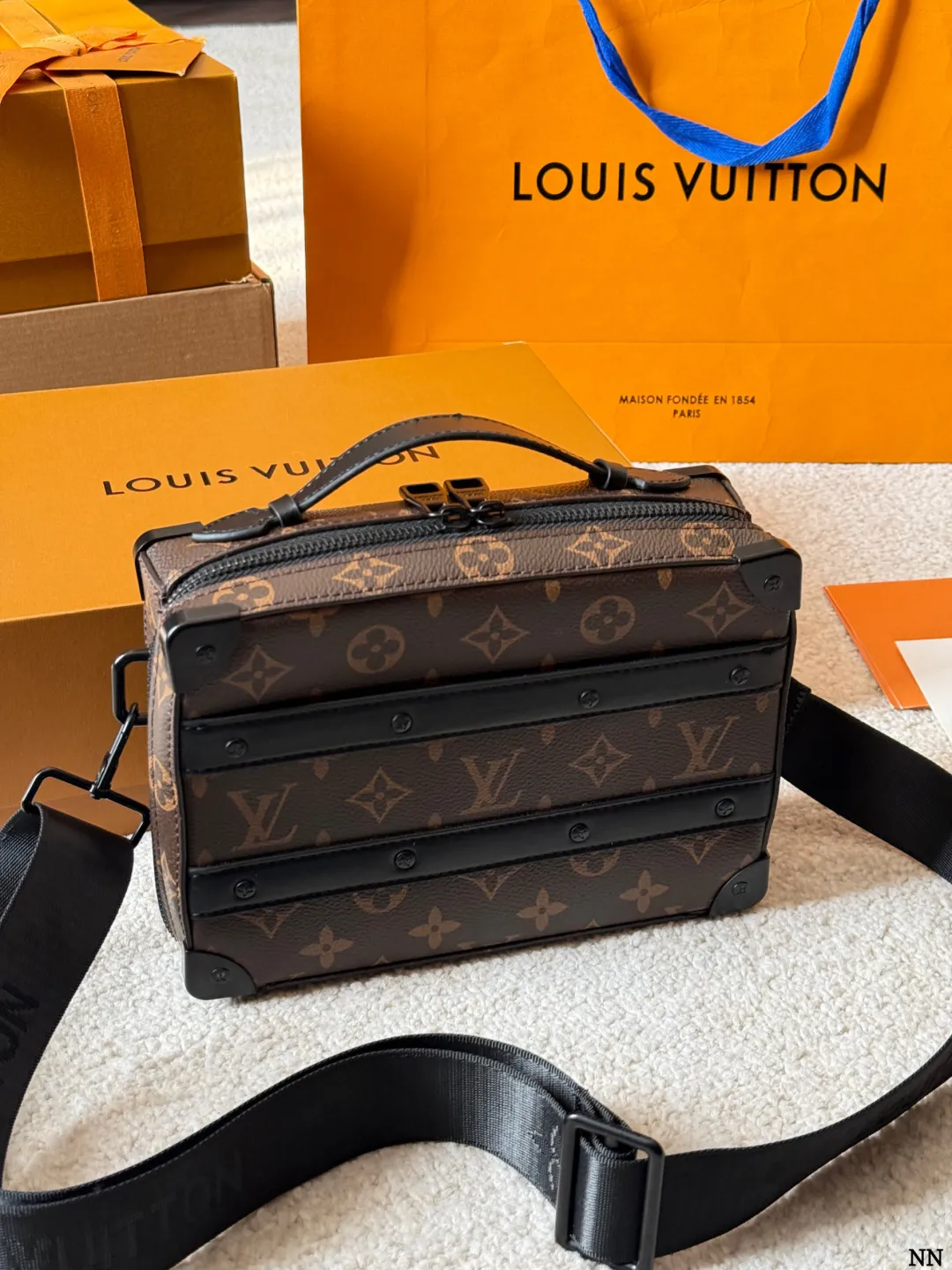 p170 LV Handle Soft Trunk手袋 2LV Handle Soft Trunk手袋,经典MonogramMacassar涂层帆布+黑色牛皮饰边,金属铆钉点缀,复古行李箱风格超有辨识度 。21.5x15x7cm21.5x15x7cm,内部风琴隔层+前贴袋,收纳超方便!肩带可拆卸、可调节,手提、单肩、斜挎都OK,男女都能轻松驾驭,通勤休闲都很 百搭~