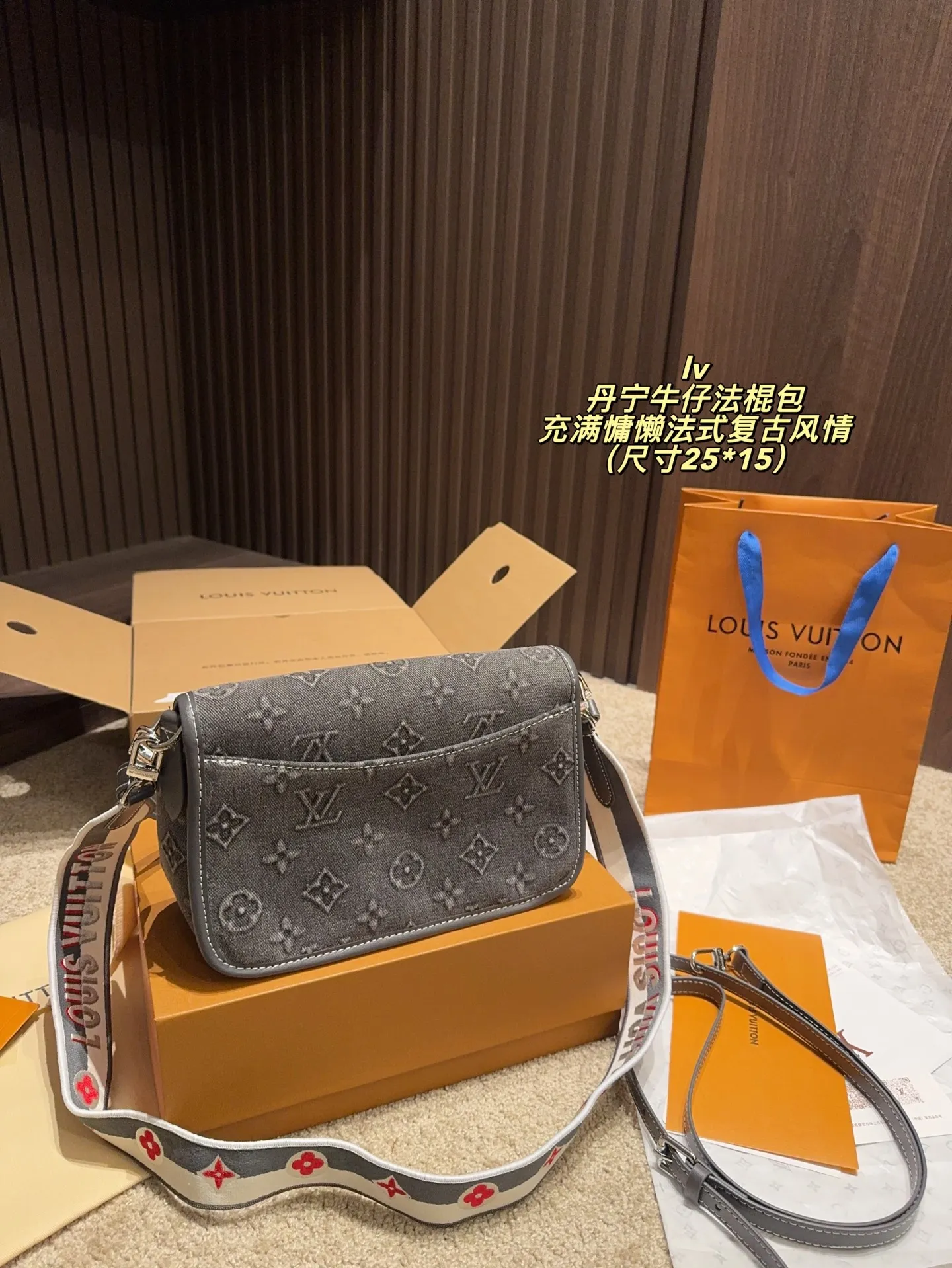 P205配折叠盒⚠️尺寸25*15 lv丹宁牛仔法棍包 充满慵懒法式复古风情的法棍包,方方正正的长方包型,采用上窄下宽的梯形设计不只更贴身,而且容纳力十足。内里开合间隔实用分明,背面也设有隔层,超级无敌能装❗️ 可拆卸长短双肩带设计,单肩斜挎手提多功能兼备