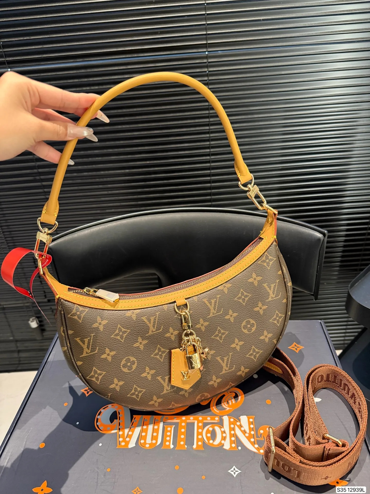 P225 配飞机盒折叠盒子 Lv月亮包 2025 LV新款宽肩带是救过LV的命吗??? 新款月亮包比起老款略胜一筹,新款改良了下不好单手拉拉链弧度,新款会成为下一个爆款! 尺寸:27 16 货号12939