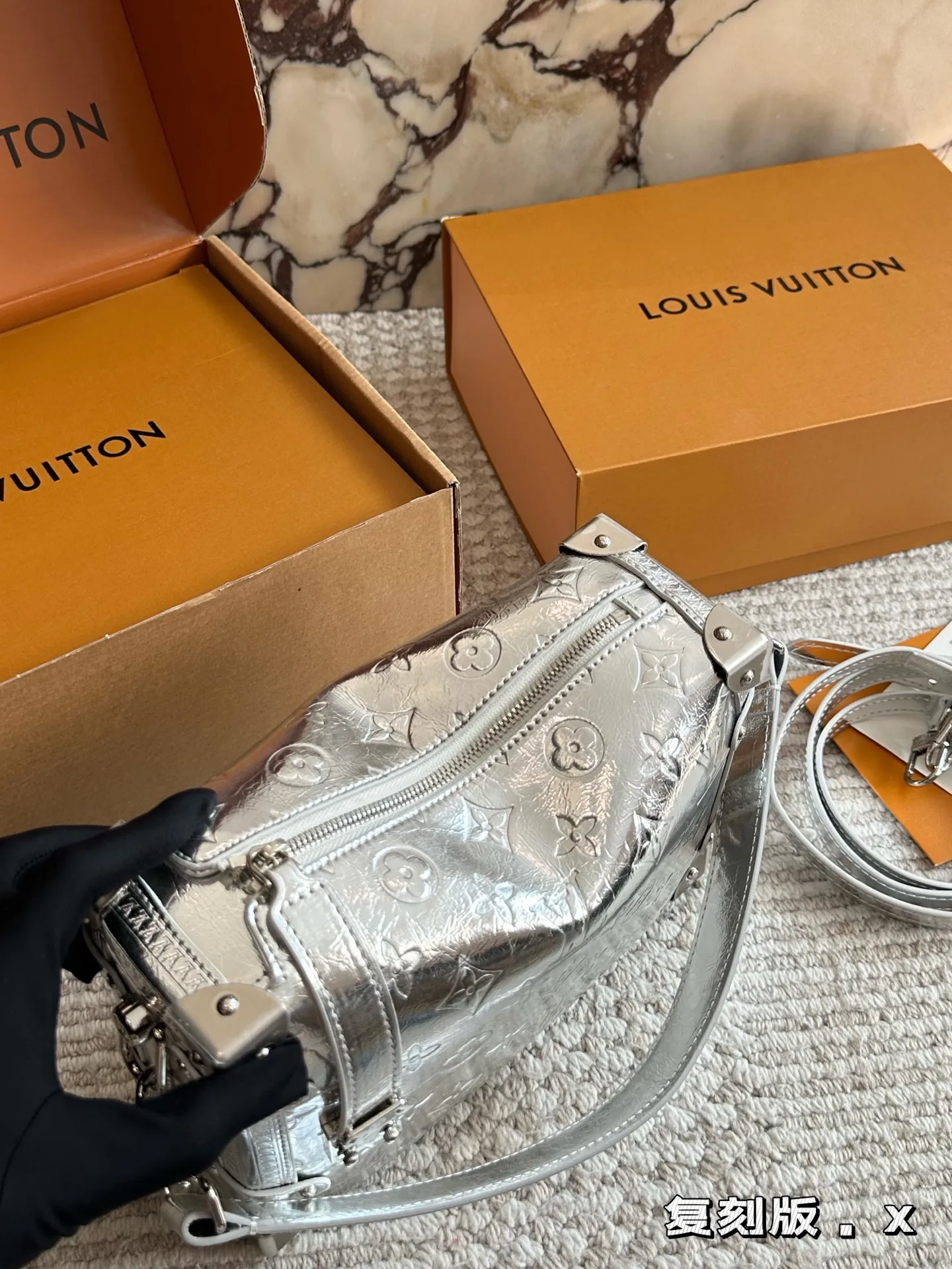 💰220 复刻版 size:23*16cm 超时空爆款 Lv 26王炸新款包trunk 谷爱凌 走秀小软箱s来了终于!!! 超级洋气 upupup 搜索🔍Lv 软箱子(盒子) 全套包装🎁