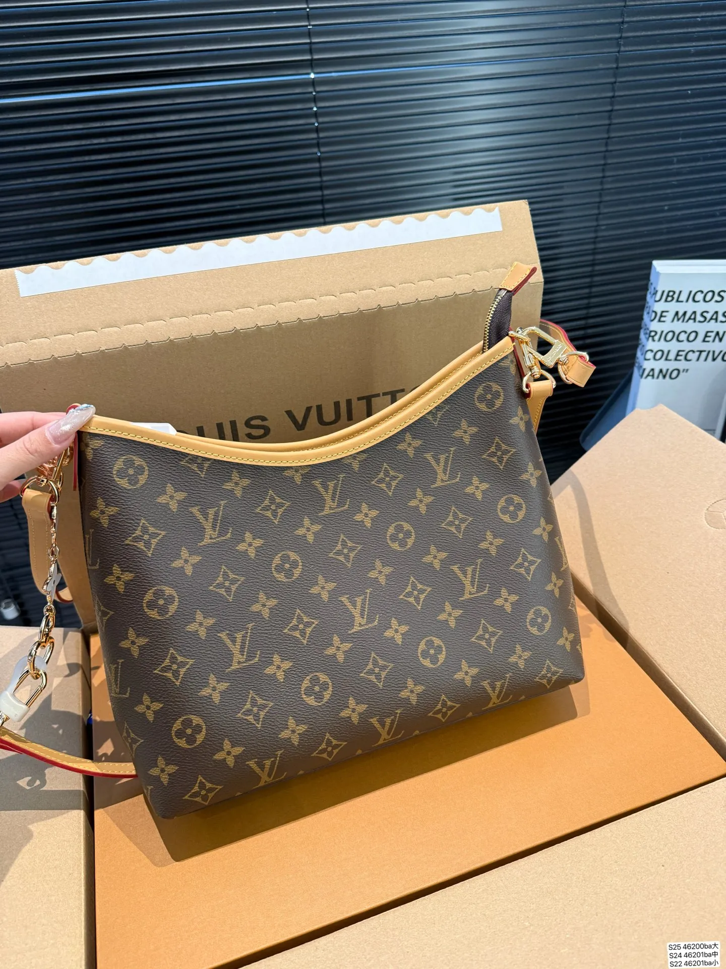 大号P175 中号P170 小号P160 配飞机盒折叠盒子 全钢五金 芯片版本 LV腋下包 今年腋下包大火 不光有可人外表 空间也很喜人 更是百搭 一年四季都好背 让你秒变时髦精 尺寸：大号29 21中号24 18 小号21 14.5货号大46200 中46201 小46202