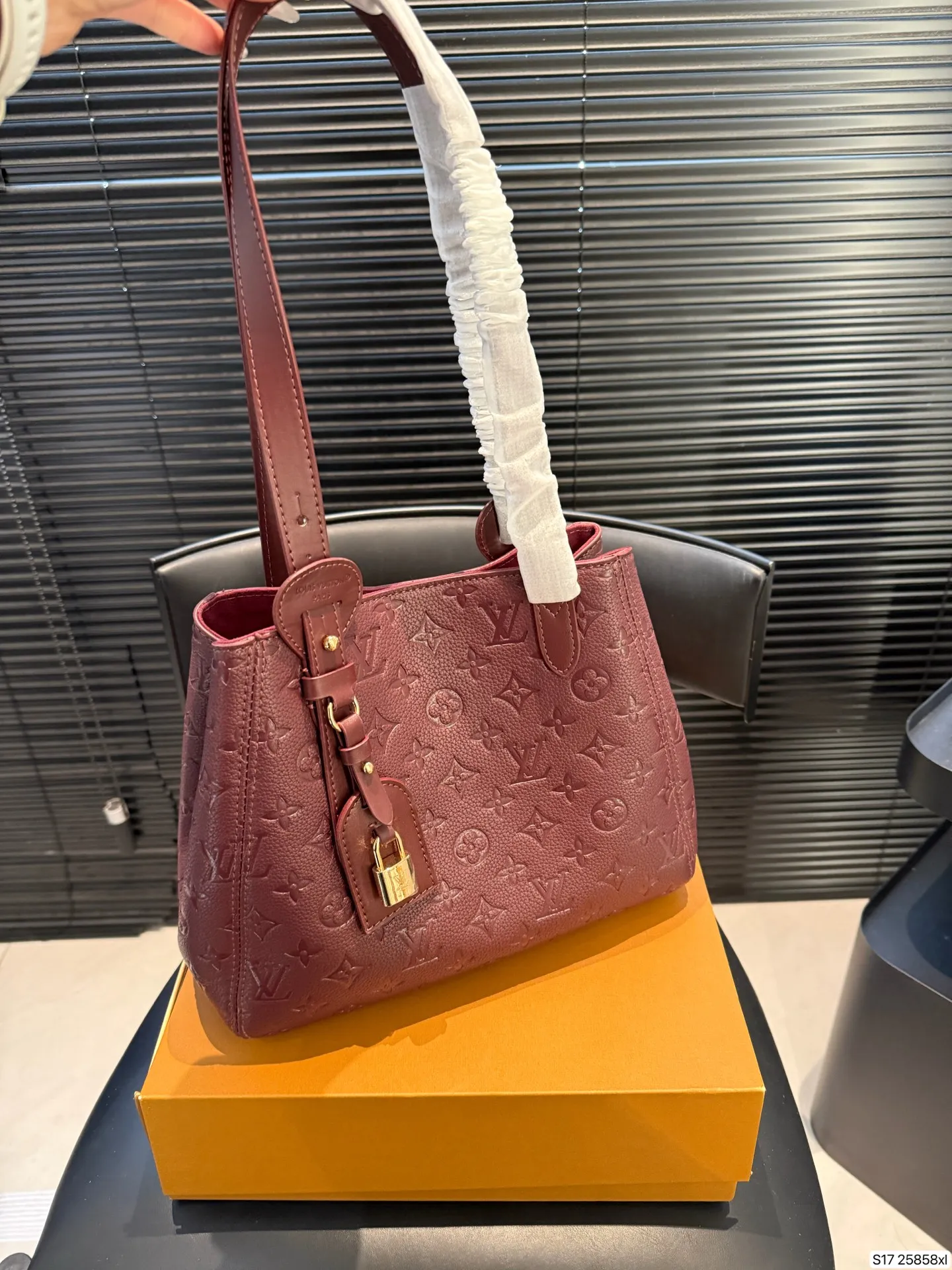 P135 配折叠盒 LV新款 all in one实拍，又优雅住了 LV皮质款一如既往的有质感哇🎊 这次出了黑色和大象灰两个颜色 比较低调一些，会更有质感 高质感轻松拿捏啦 尺寸28 25货号25858