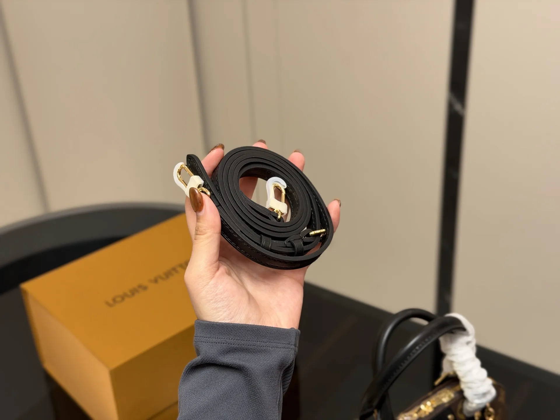 ¥240 折叠盒飞机盒 Lv新款 alma trunk 贝壳 我能get到了耶!真好看! 这次包型做了升级 真的好酷好喜欢! 好适合搭配酷酷的 复古的衣服 链条的吊坠一点要加上 而且是我喜欢的黑色细肩带 尺寸:23.17cm