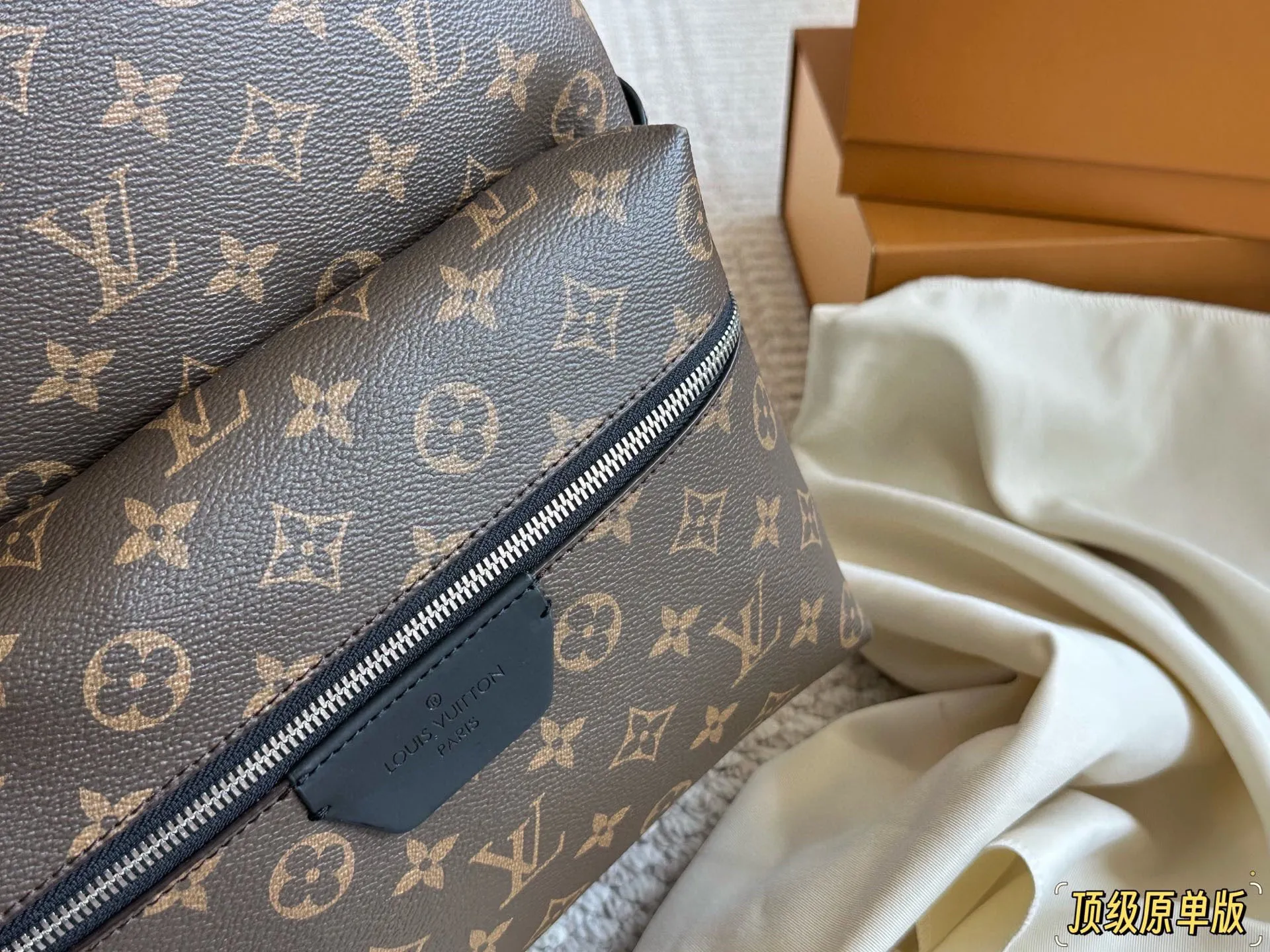 复刻版 纯牛皮 p225 经典老花潮人必备双肩包！ Discovery 小号双肩包取材 Monogram Eclipse 帆布，以更为紧凑的构型延续灵活功能。外袋、拉链前袋和开口 侧袋方便取放物品，内袋确保收纳井然有序。size： 29&times;38&times;20cm