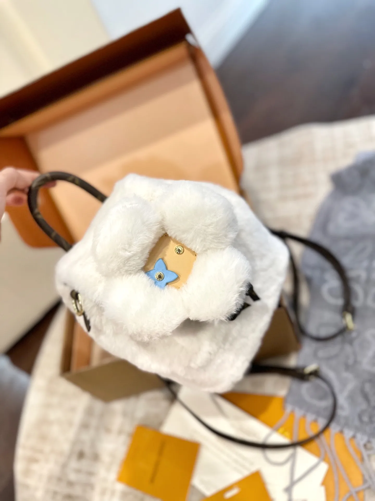 p120 礼盒包装 size 20 26 LV SKI滑雪系列vivienne Ski Snow系列 毛毛 双肩包 手机包 Louis Vuitton超限量Vivienne双肩包全日本限量发 等了一个月终于到货咯实物真的很可爱 容量感人 超可爱的手机包