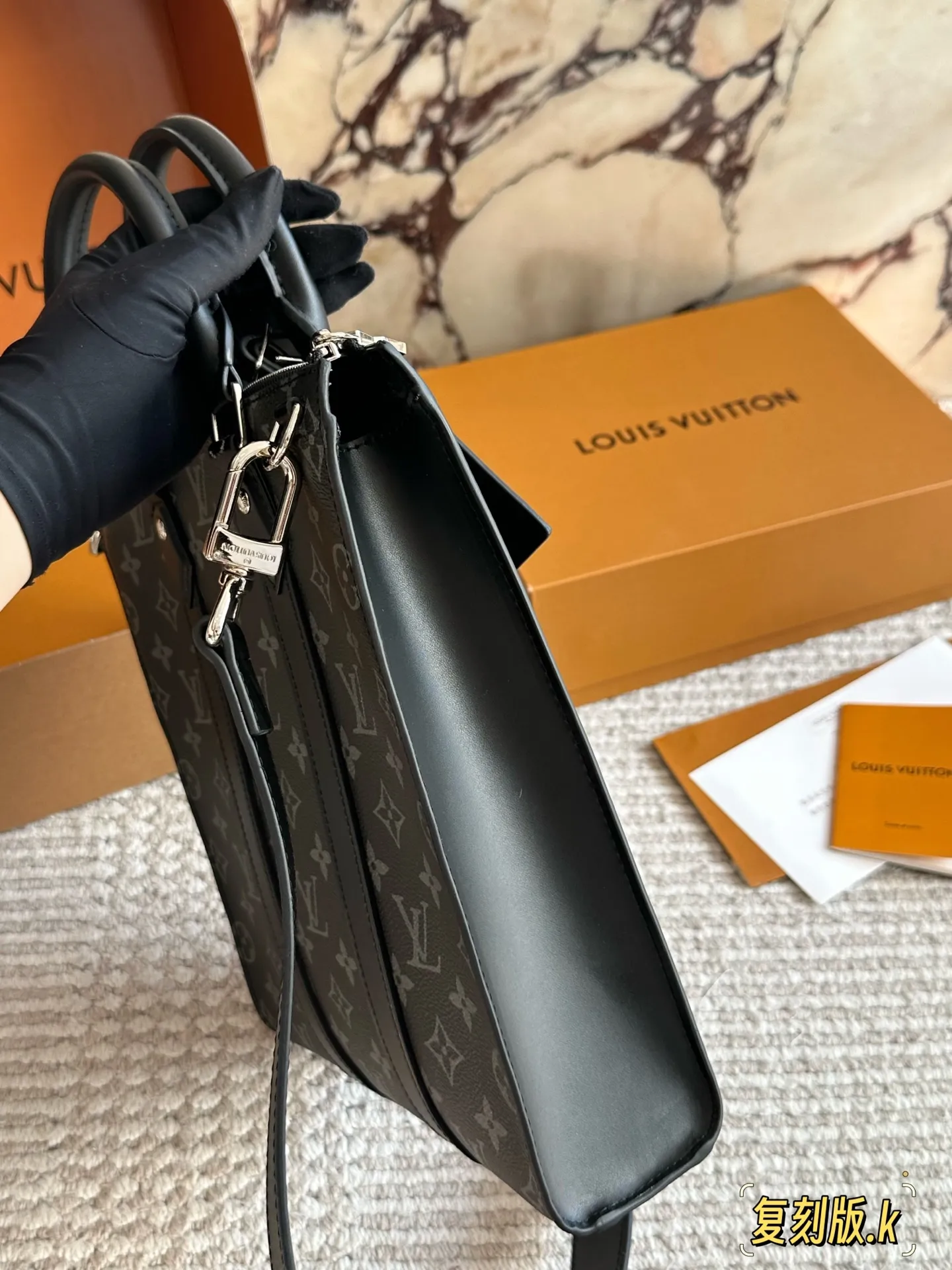 p220 配盒 lv 琴谱包 男包购物袋 万年不过时 专用LV面料原单五金 原版开模定制 男女同款 手感超软 超舒服 ⚠ 全部五金都带logo 配折叠礼盒尺寸 26 28cm