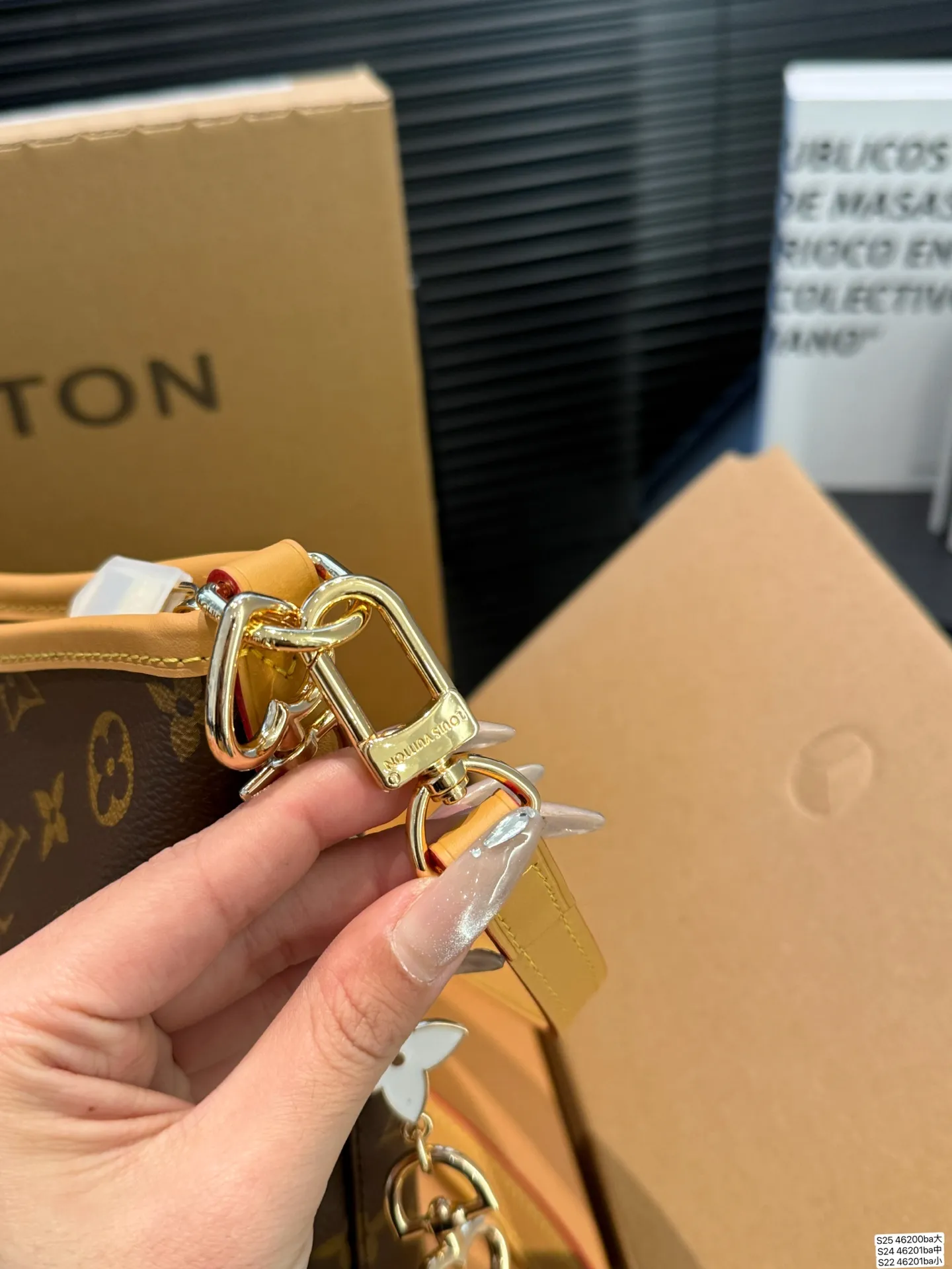 大号P175 中号P170 小号P160 配飞机盒折叠盒子 全钢五金 芯片版本 LV腋下包 今年腋下包大火 不光有可人外表 空间也很喜人 更是百搭 一年四季都好背 让你秒变时髦精 尺寸:大号29 21中号24 18 小号21 14.5货号大46200 中46201 小46202