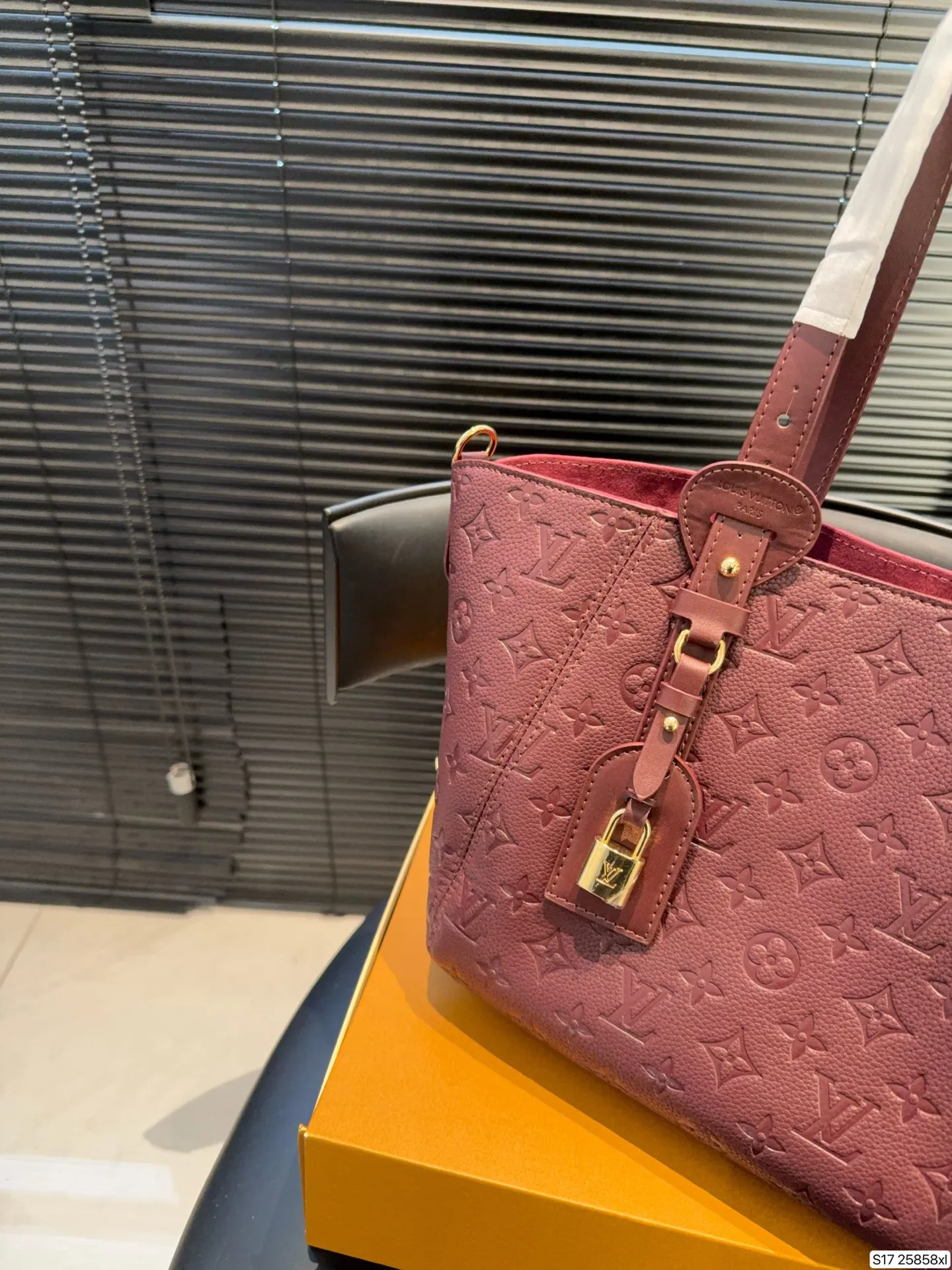 P135 配折叠盒 LV新款 all in one实拍,又优雅住了 LV皮质款一如既往的有质感哇🎊 这次出了黑色和大象灰两个颜色 比较低调一些,会更有质感 高质感轻松拿捏啦 尺寸28 25货号25858