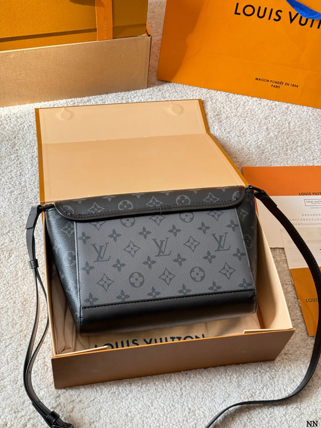 牛皮版本 p160 LV Pulse 邮差包 M12681 VLV Pulse邮差包M12681，黑色Monogram Eclipse涂层 帆布+牛皮饰边，低调又有辦识度艹。盖磁扣+外拉链袋，内部多夹层，收纳超方便！肩带可调节，单肩斜挎都OK，通勤休闲都能搭。 线绳拉链头设计，时髦又实用，是LV黑武士系列热门款，商务休闲都能轻松驾驭 尺寸 23 18cm