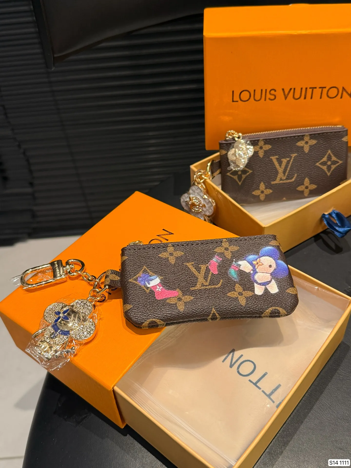 P120 配盒子 今天着重介绍一下我最爱的小卡包十钥匙包+零钱包： 驴牌老花~ 外形就比银行卡大一圈，内部刚好可以放下 尺寸11.5 6 货号1111