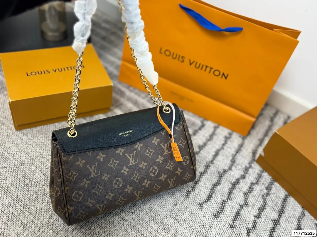 p175 变码芯片 全套包装 LV pallas chain 经典款链条包红色信封包 Lv的传奇信封还是老款的好看 别看尺寸不大 但是手机📱口红💄钥匙🔑纸巾什么都装得下 很有女人味的一款包包 不管单肩 斜挎都很好看 而且秋冬配老花真的绝绝子 加上红色吸睛 秋冬必备集美们 尺寸30.19/23.15