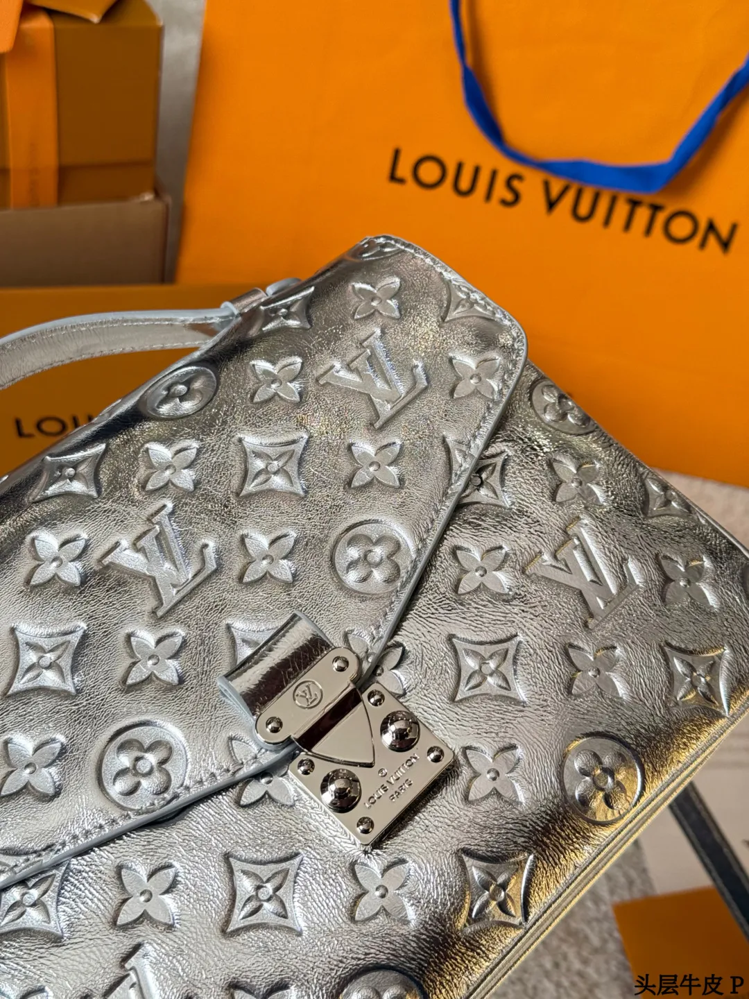 头层牛皮 p290 LV Pochette Metis 银色邮差包 SLV Pochette Metis银色邮差包,采用MonogramEmpreinte压纹牛皮,质感细腻耐用。斑鸠灰色低调优雅,银色五金+S型锁扣,细节满分!25x19x7cm25x19x7cm,内部多隔层+拉链口袋,收纳超方便。可拆卸肩带,手提斜挎都OK,通勤休闲都能驾驭了。经典设计+实用性,LV标志性单品,时髦精必入!