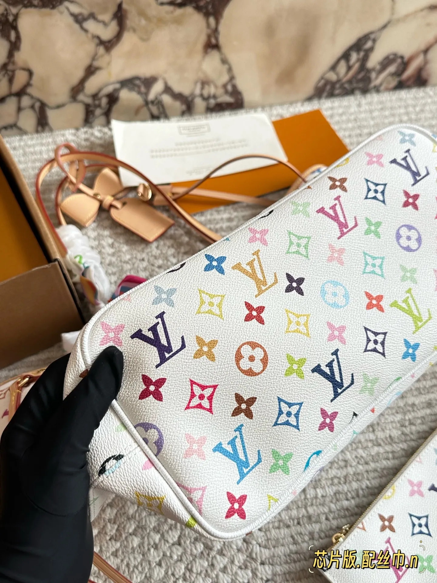 💰240 村上隆系列 lv neverfull购物袋的经典王牌，超大容量的设计作为妈咪包和OL通勤都是妥妥 滴,出镜率 最高的包款。条纹内衬完全不单调沉闷，设计感十足，可拆卸式子母拉链手包，既可单独作手拎包使用，亦可作为额外的内胆 清 丽中带点小女人的可爱韵味!尺寸: 32x29 x 17 cm 配礼盒