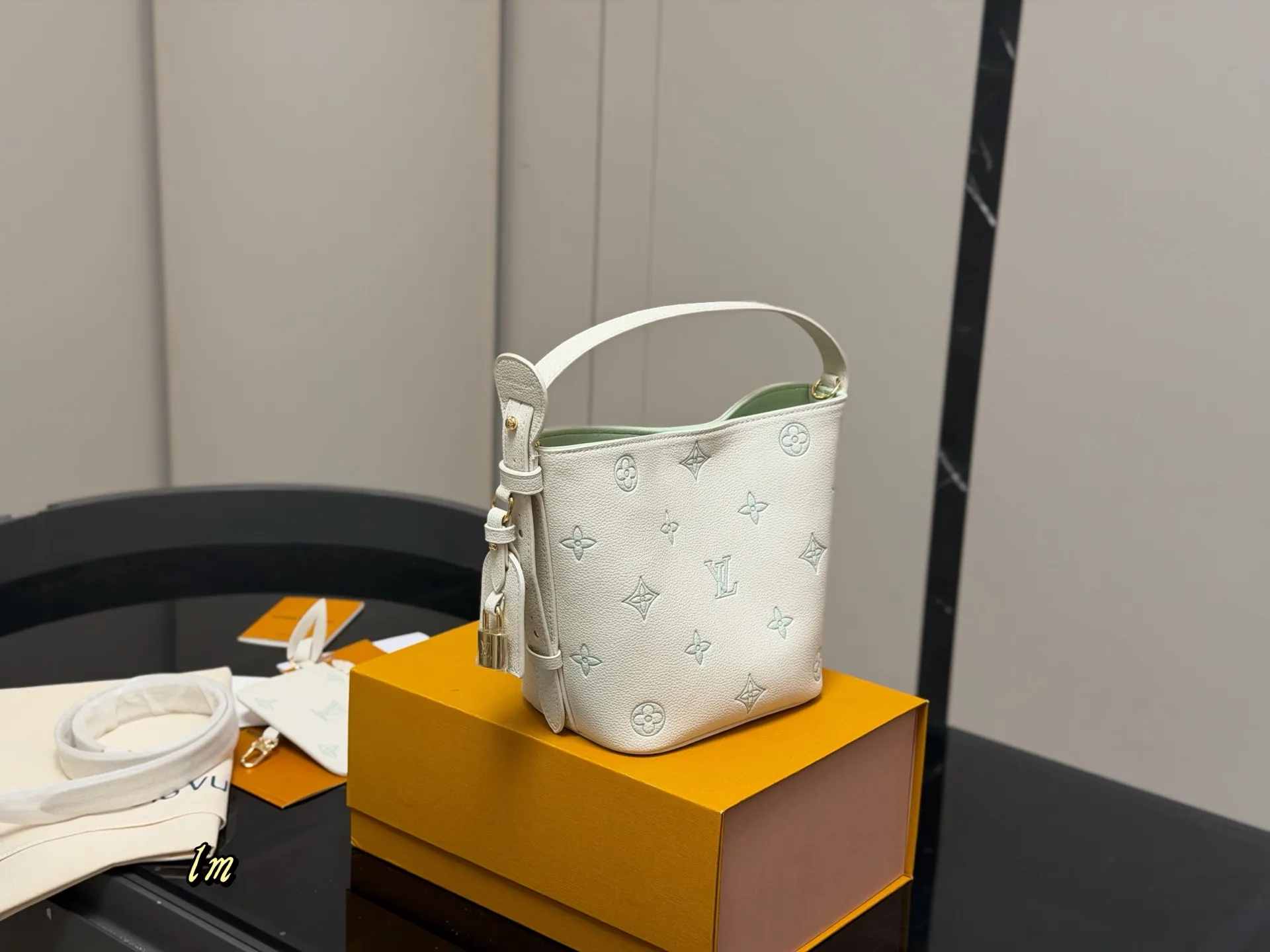 ¥180 配折叠盒 LV中古包又一位当红炸子鸡来咯!! 一只看似中古中矩却又有点标新立异的包。 水桶包 尺寸:18.17cm