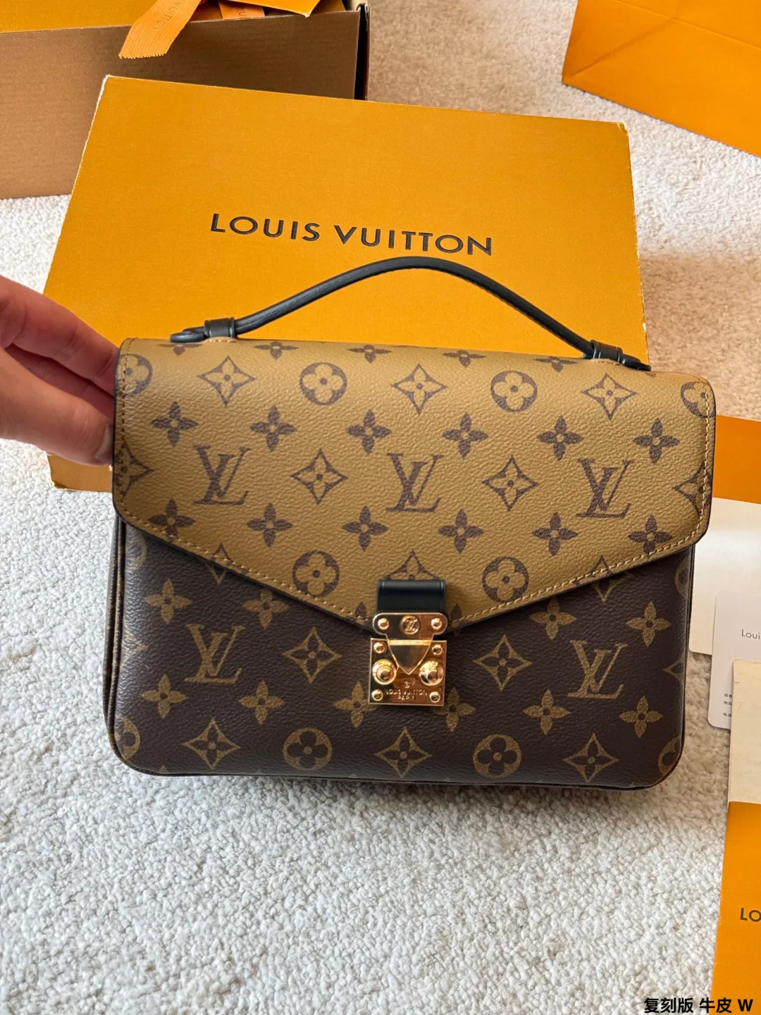 复刻版 牛皮 p195 Lv Pochette M&eacute;tis 邮差包 复刻版 牛皮 邮差包老花手提单肩斜挎包，优雅低调的外形设计和宽敞的包身更加入了实用性，LV闪亮的纯钢金色五金配件- 可调节肩带，配有树糕皮的肩垫，拉链闭合 超细纤维内衬 尺寸：25*20cm