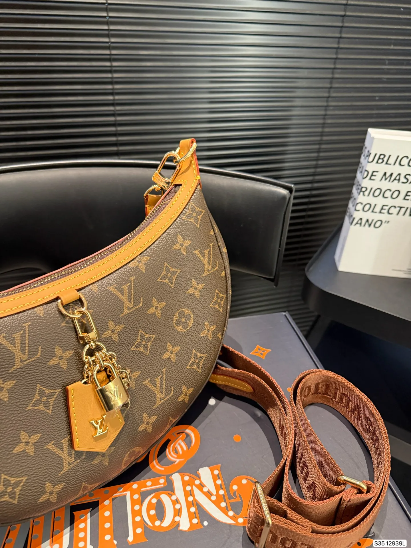 P225 配飞机盒折叠盒子 Lv月亮包 2025 LV新款宽肩带是救过LV的命吗??? 新款月亮包比起老款略胜一筹,新款改良了下不好单手拉拉链弧度,新款会成为下一个爆款! 尺寸:27 16 货号12939