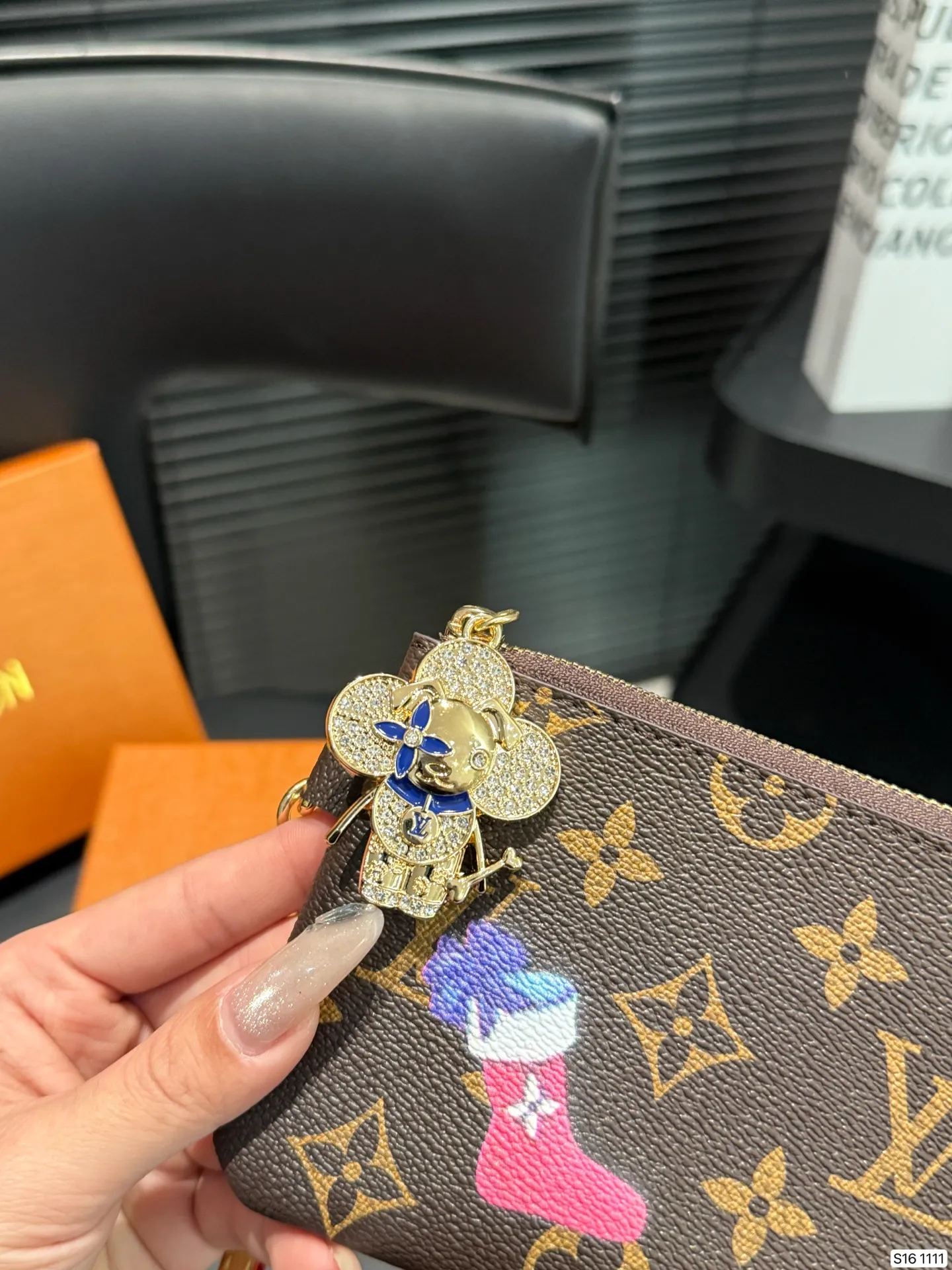 P130 配盒子 LV 专柜最新款火爆登场!做工精致, 媲美专柜!多功能小钱包超级实用 尺寸20 10 货号1111