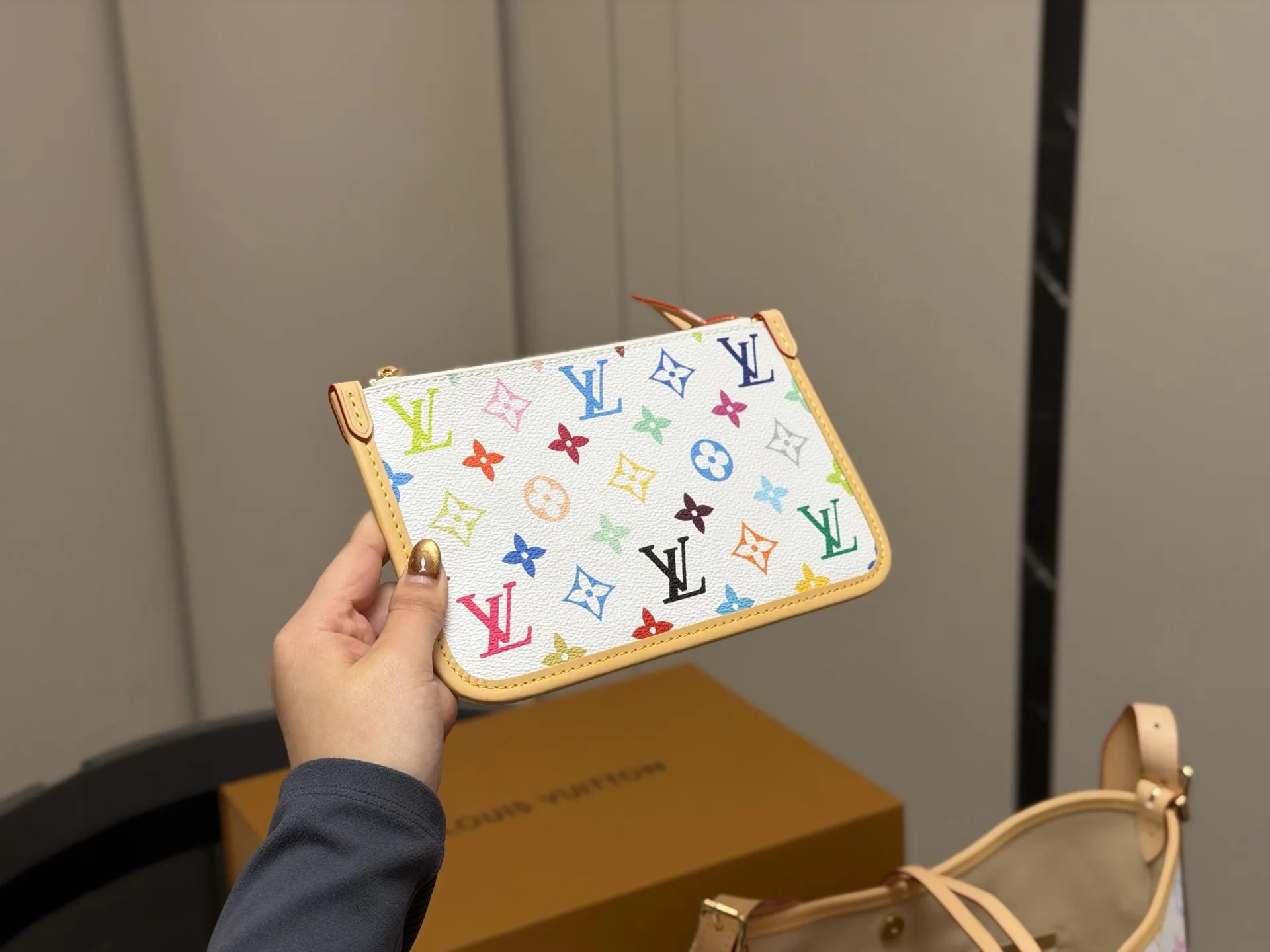 &yen;250 配折叠盒飞机盒 size： 29*25cm（中） Lv 最强者CarryAll， 可爱休闲都ok哈 carryall是真的强！ 内附一只收纳零钱包， 性价比无比在线了&hellip; 搜索🔍carryall 蝴蝶结