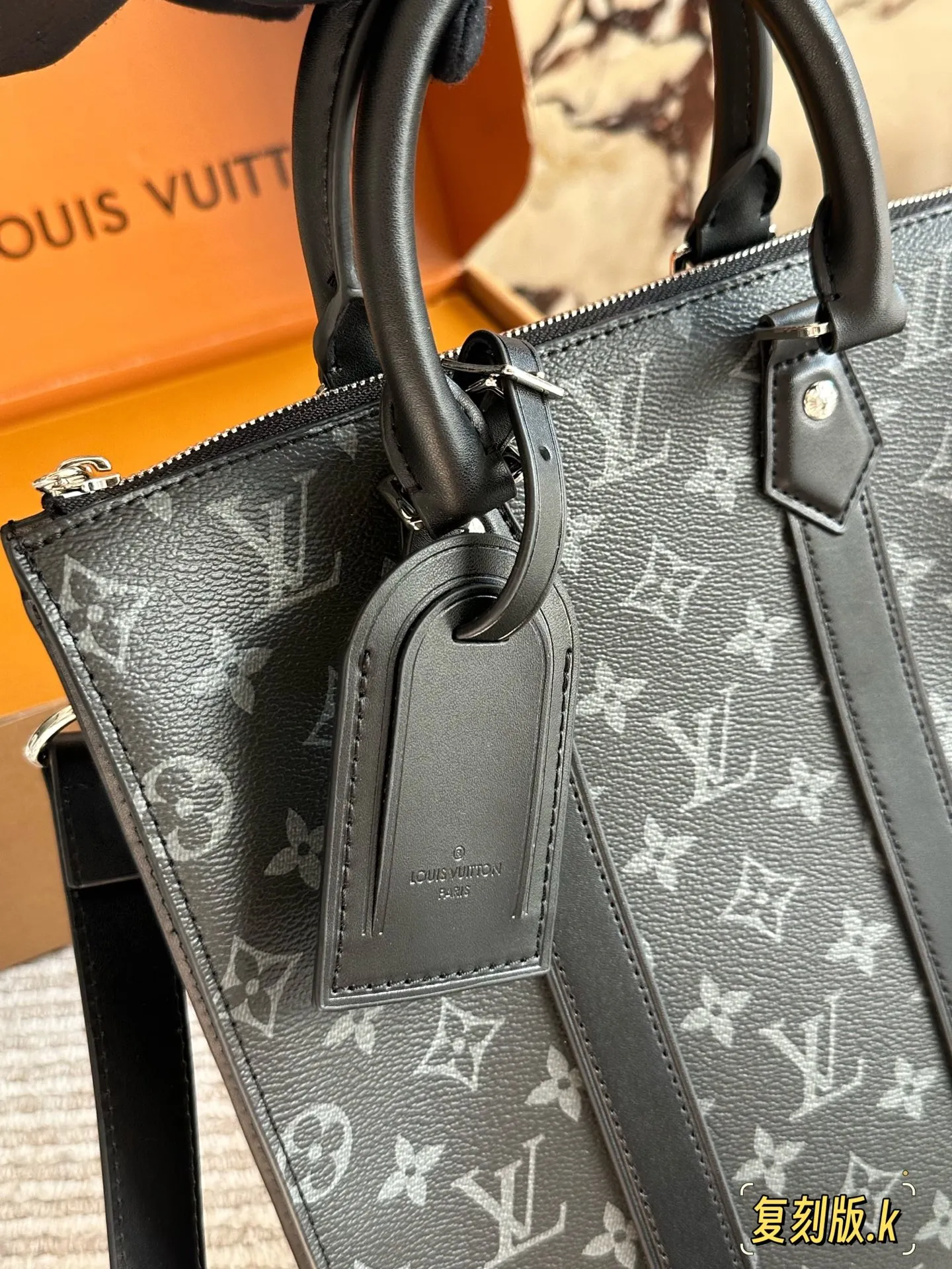 p220 配盒 lv 琴谱包 男包购物袋 万年不过时 专用LV面料原单五金 原版开模定制 男女同款 手感超软 超舒服 ⚠ 全部五金都带logo 配折叠礼盒尺寸 26 28cm