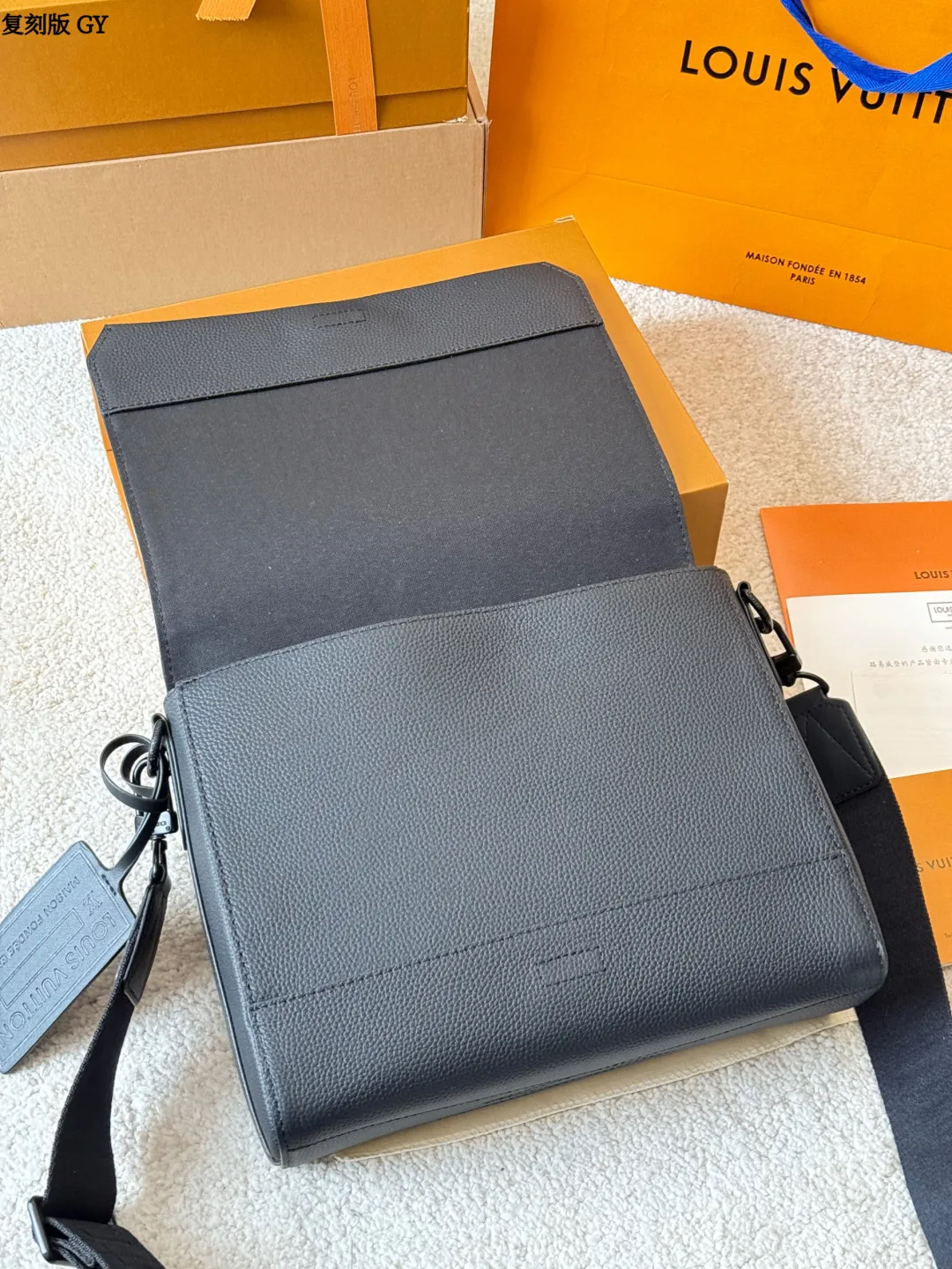 复刻版 p280 LV Takeoff 小号邮差包 LV Takeoff小号邮差包,黑色粒面牛皮+经典 Monogram压纹,低调又有质感!翻盖设计+可拆卸肩带,单肩or斜挎都OK,通勤休闲都能搭。尺寸刚好,手机钱包轻松装下,实用又时髦,是男士必入的经典单品! 尺寸 28 22cm