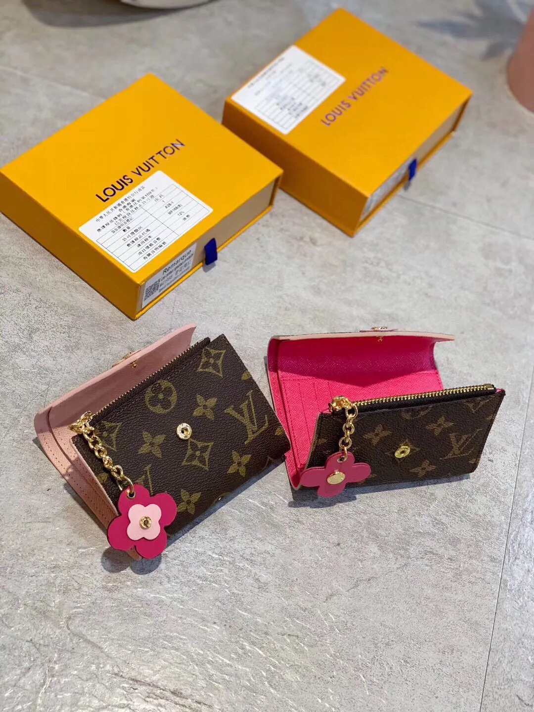 P95🎀🎀颜色 粉 玫🎀尺寸 12x10🎀Lv🔥四叶草豆豆百花盛开👍路易威登经典EMlLlE 钱夹 优雅而实用 粉色皮革饰边与可爱的Monogram花卉装饰尽显精致柔美🆕❤升级版
