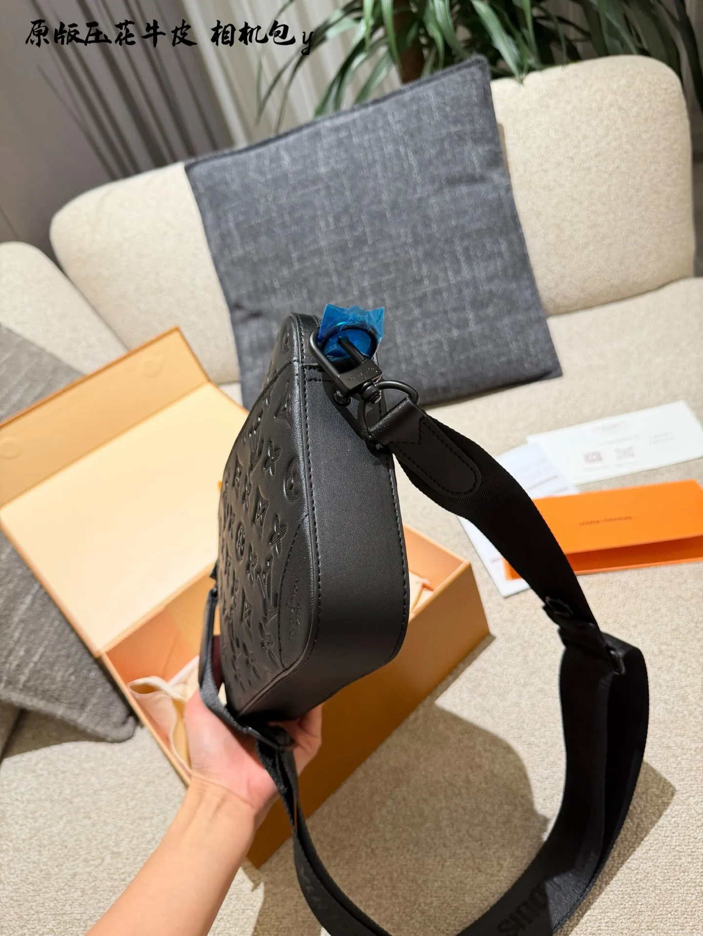 p210 LV TRIO黑武士邮差包,相机包 黑色全皮压花款,牛皮配黑色磨砂五金,酷酷的很有范儿,25x18.5x7cm:25x18.5x7cm 配盒子
