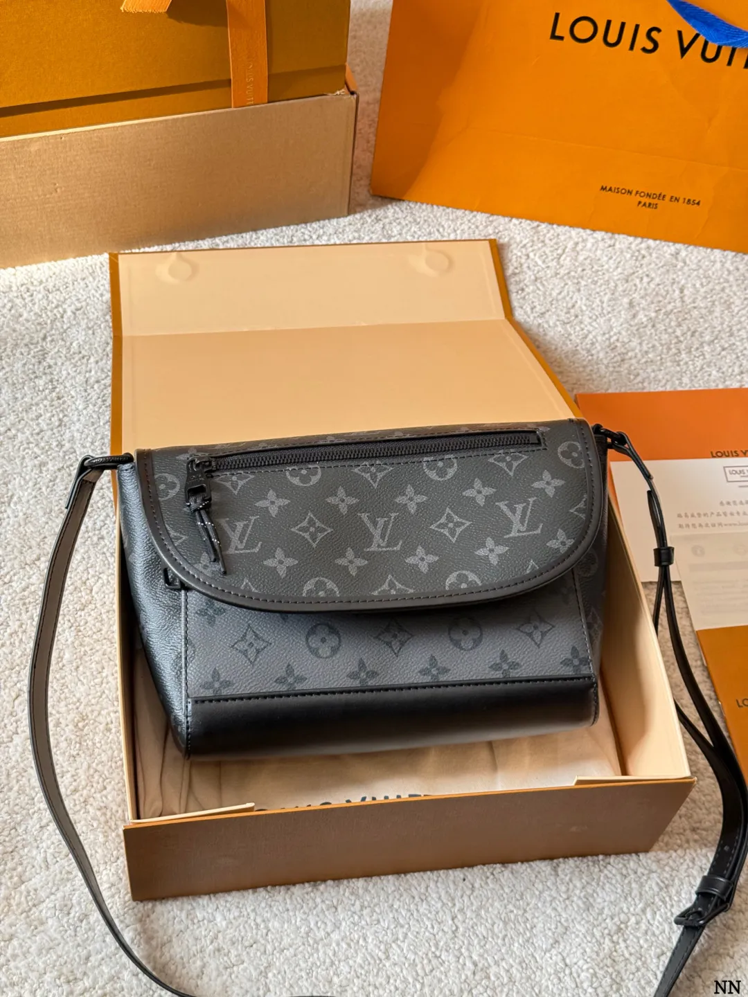 牛皮版本 p160 LV Pulse 邮差包 M12681 VLV Pulse邮差包M12681,黑色Monogram Eclipse涂层 帆布+牛皮饰边,低调又有辦识度艹。盖磁扣+外拉链袋,内部多夹层,收纳超方便!肩带可调节,单肩斜挎都OK,通勤休闲都能搭。 线绳拉链头设计,时髦又实用,是LV黑武士系列热门款,商务休闲都能轻松驾驭 尺寸 23 18cm