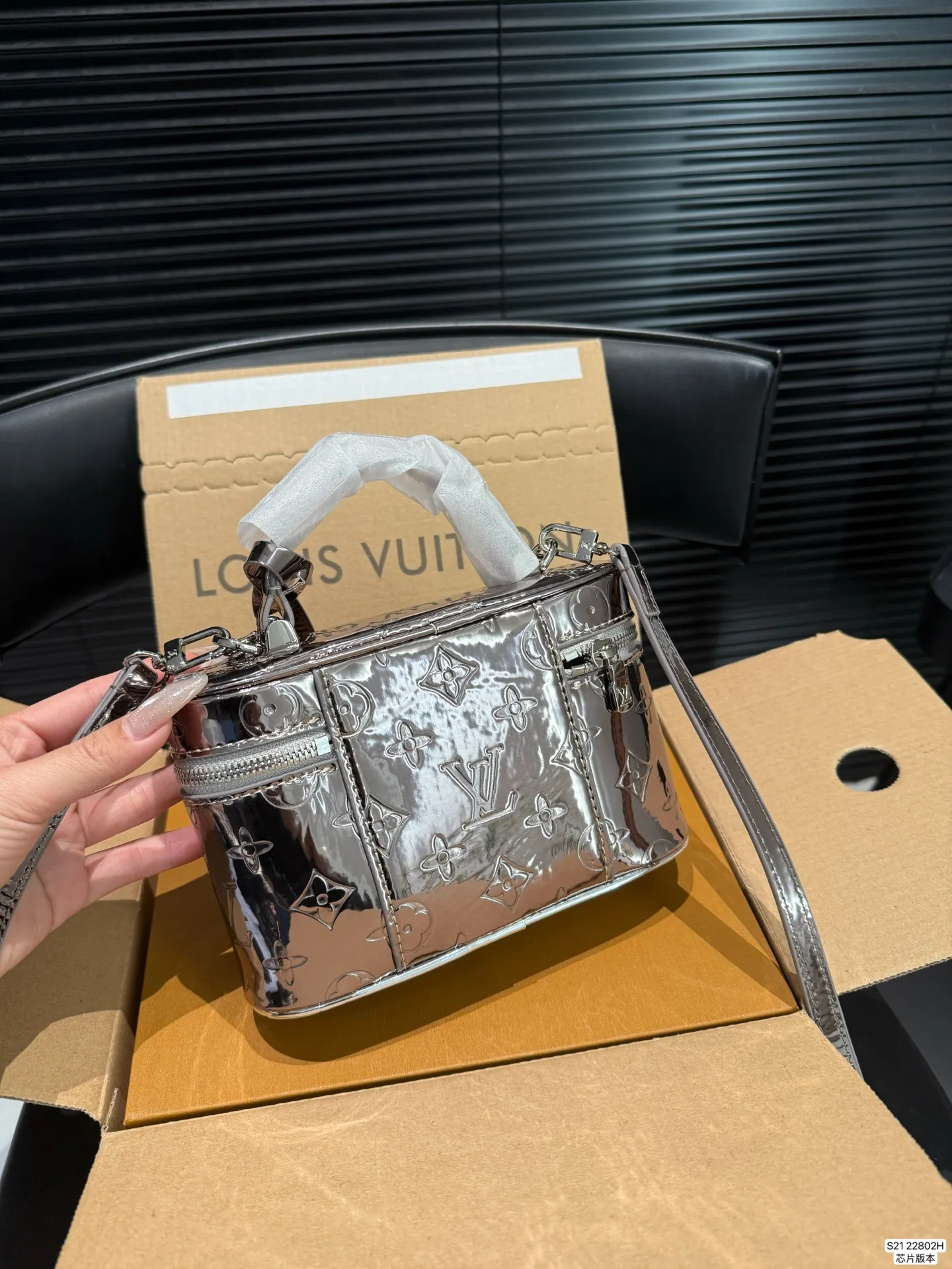 P155 配折叠盒飞机盒 LV新款小盒子，实物太美了！🤍🩶 被这个盒子美翻了！ 包柜里怎么能没有一只惊艳的包包呢！[皱眉R] 这只包谁拎谁美吧！做这个冬天❄️最闪的崽 🉑手拎🉑腋下🉑斜挎！别太实用了吧 尺寸19 12 货号22802