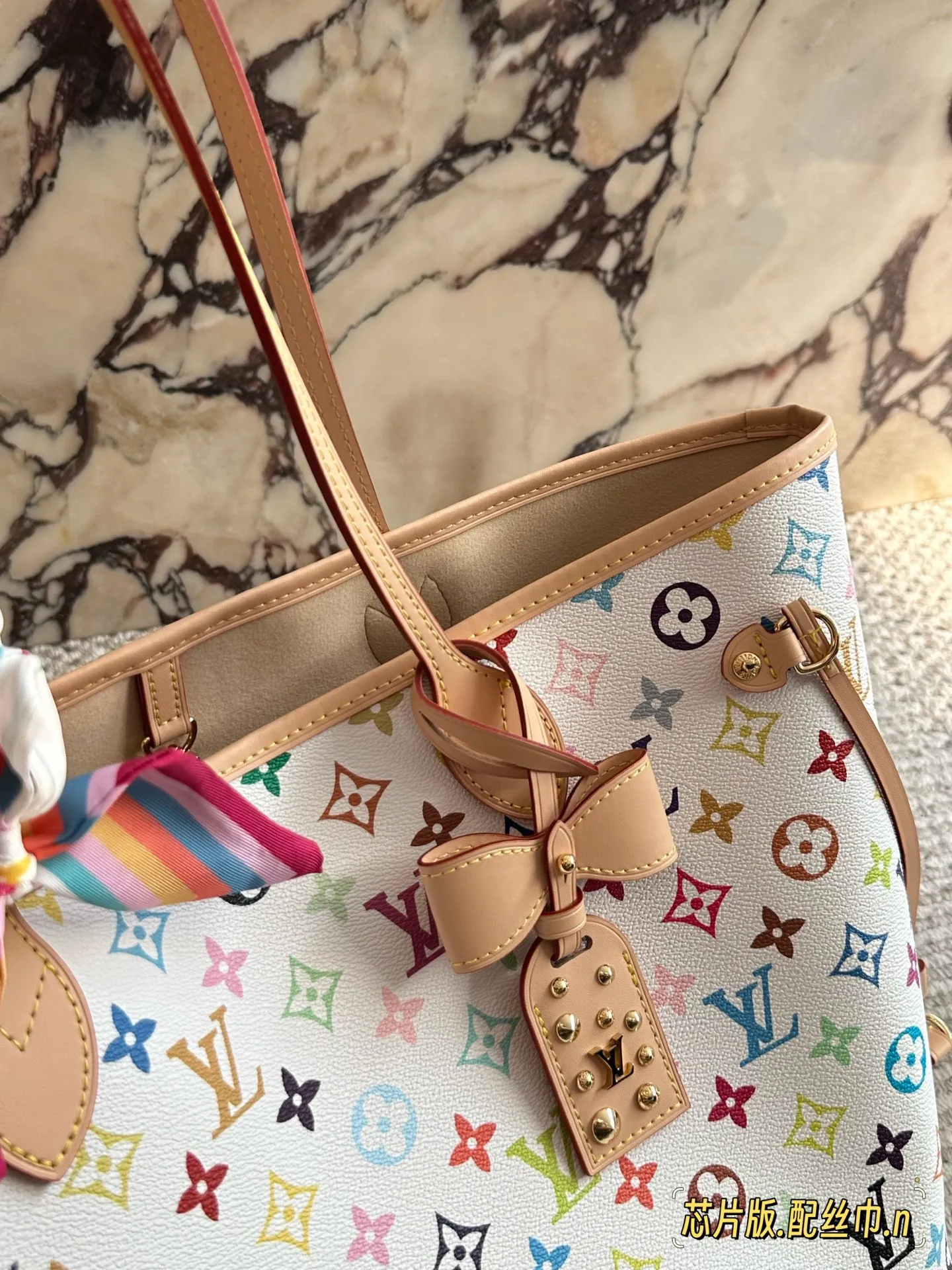 💰240 村上隆系列 lv neverfull购物袋的经典王牌，超大容量的设计作为妈咪包和OL通勤都是妥妥 滴,出镜率 最高的包款。条纹内衬完全不单调沉闷，设计感十足，可拆卸式子母拉链手包，既可单独作手拎包使用，亦可作为额外的内胆 清 丽中带点小女人的可爱韵味!尺寸: 32x29 x 17 cm 配礼盒