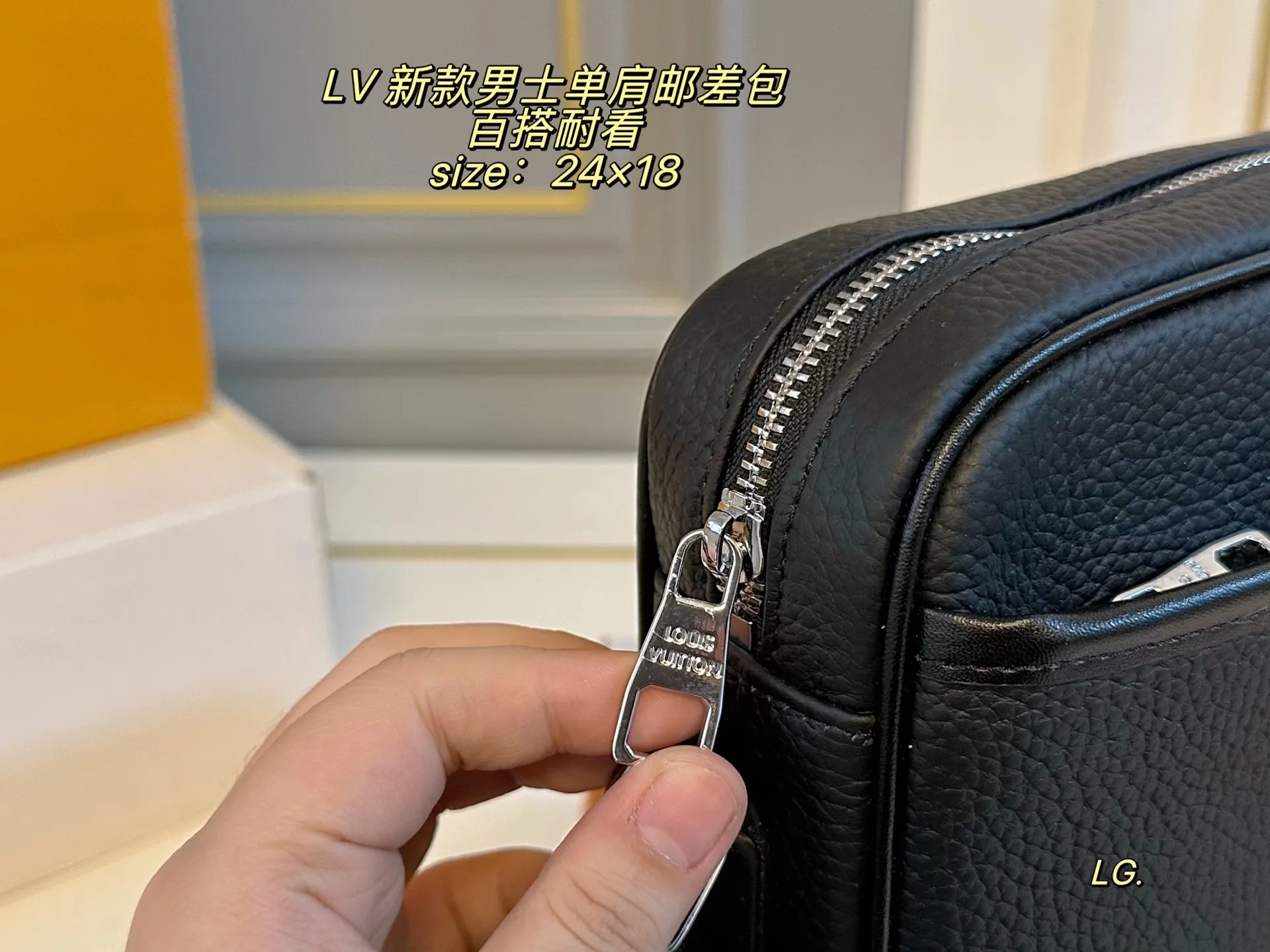 P140(配盒) size:24×18 LV路易威登新款男士单肩邮差包💕 原单品质,拉链开合设计,高级百搭 织物肩带🉑️调节 可斜挎可单肩方便实用! 百搭耐看,四季🉑️背,潮酷通勤必备🖤