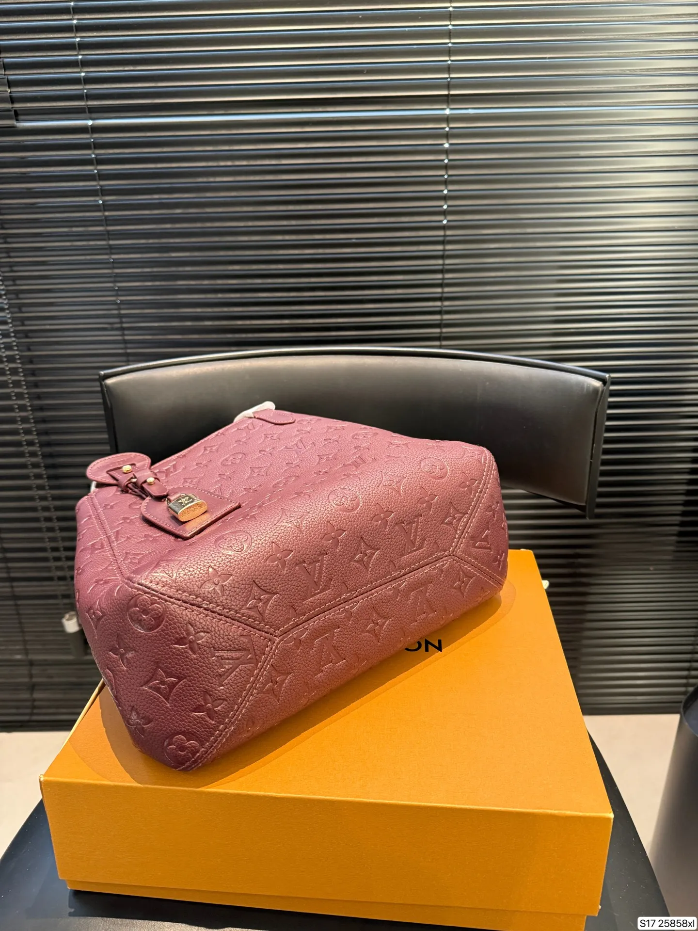 P135 配折叠盒 LV新款 all in one实拍,又优雅住了 LV皮质款一如既往的有质感哇🎊 这次出了黑色和大象灰两个颜色 比较低调一些,会更有质感 高质感轻松拿捏啦 尺寸28 25货号25858