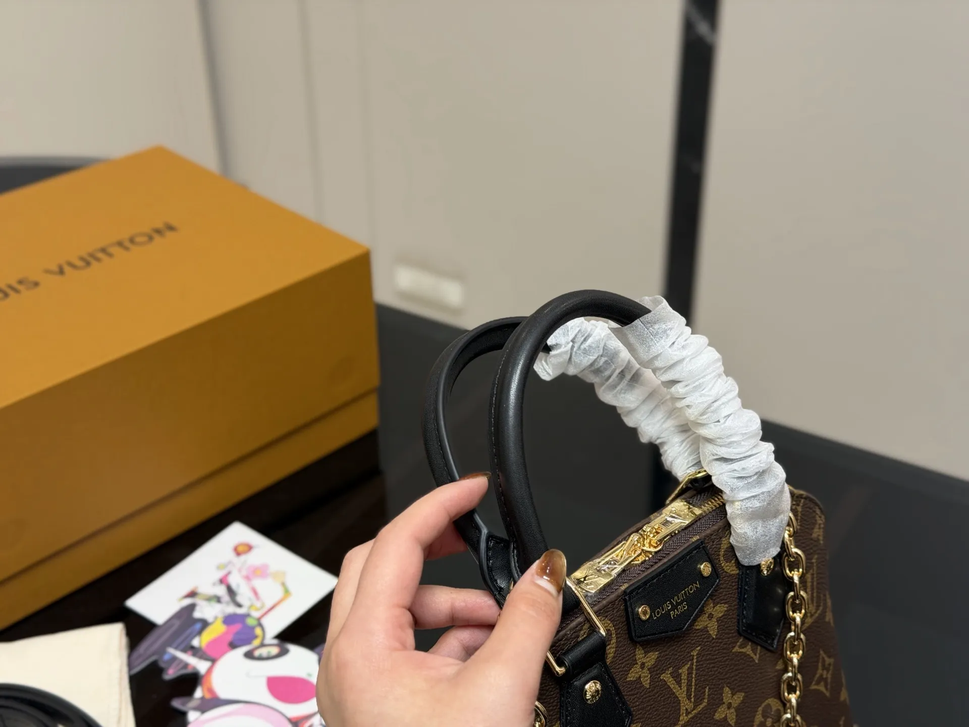 ¥240 折叠盒飞机盒 Lv新款 alma trunk 贝壳 我能get到了耶!真好看! 这次包型做了升级 真的好酷好喜欢! 好适合搭配酷酷的 复古的衣服 链条的吊坠一点要加上 而且是我喜欢的黑色细肩带 尺寸:23.17cm