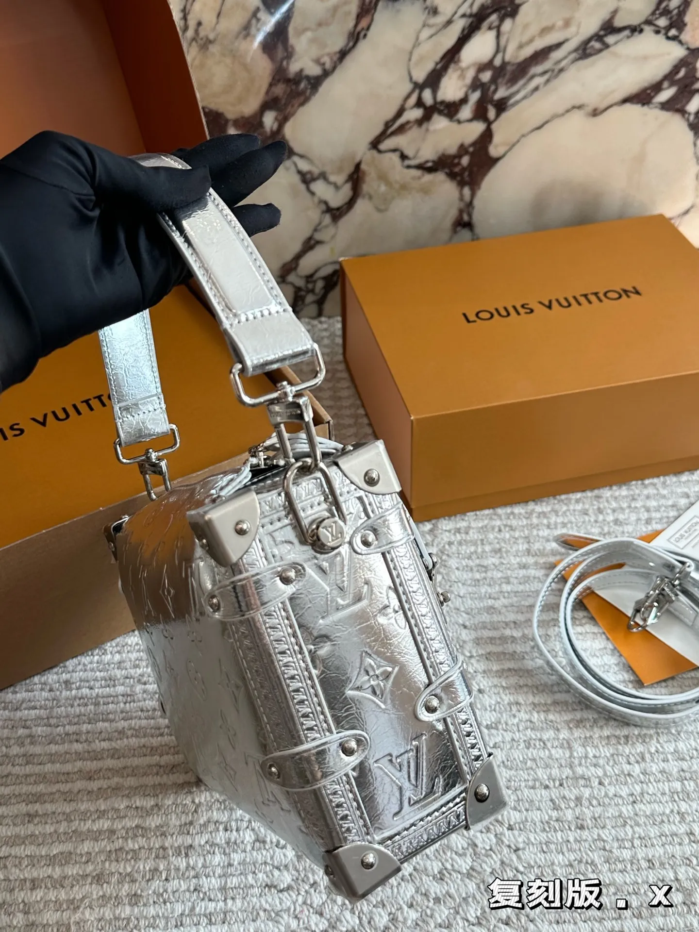 💰220 复刻版 size：23*16cm 超时空爆款 Lv 26王炸新款包trunk 谷爱凌 走秀小软箱s来了终于!!! 超级洋气 upupup 搜索🔍Lv 软箱子（盒子） 全套包装🎁